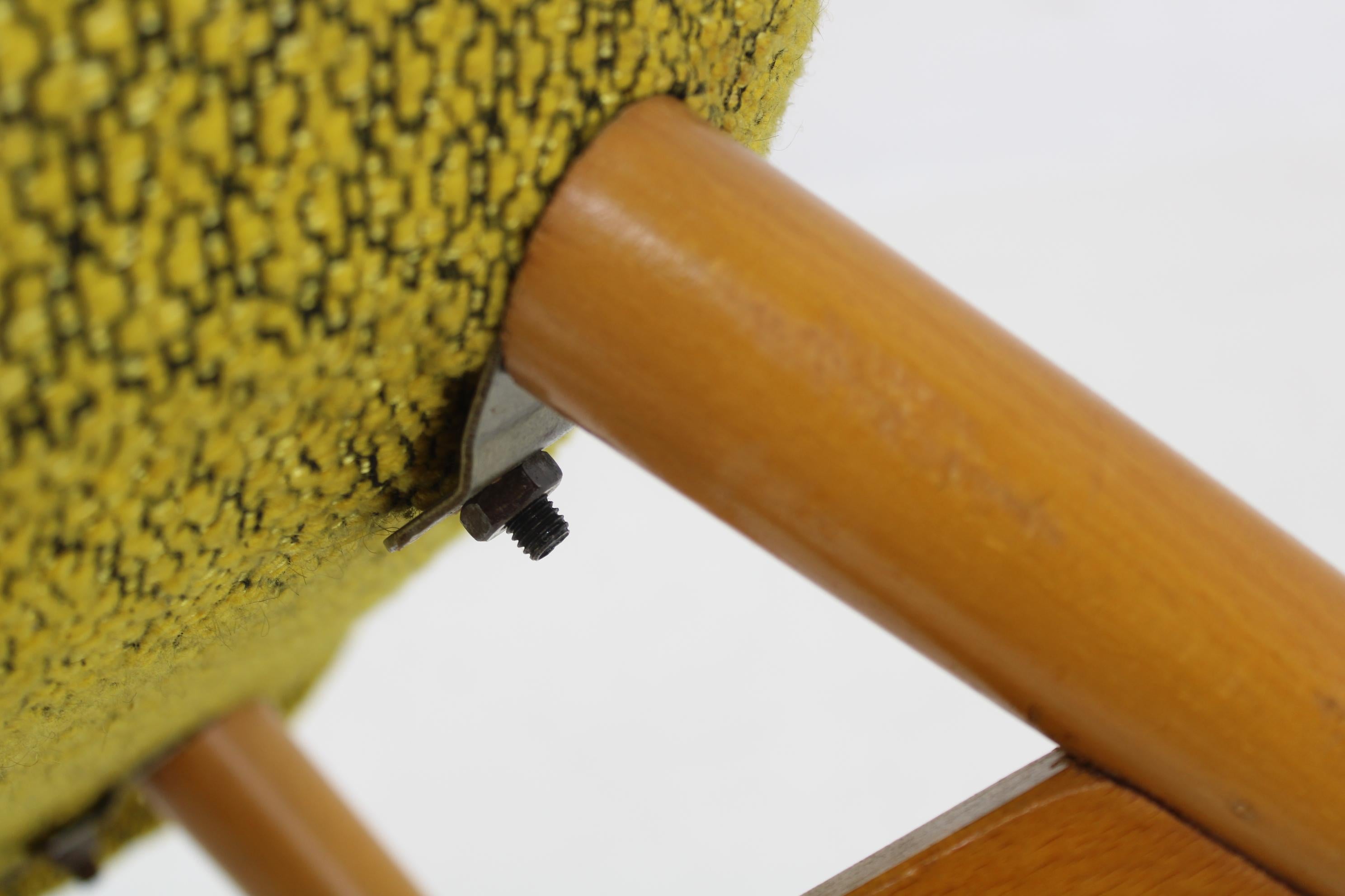 Loungesessel von M. Navratil, hergestellt in der Tschechoslowakei in den 1960er Jahren.
Hergestellt aus Holz und Stoff.
Gereinigt, weist geringe Gebrauchsspuren auf.
Vollständig funktionsfähig.                    