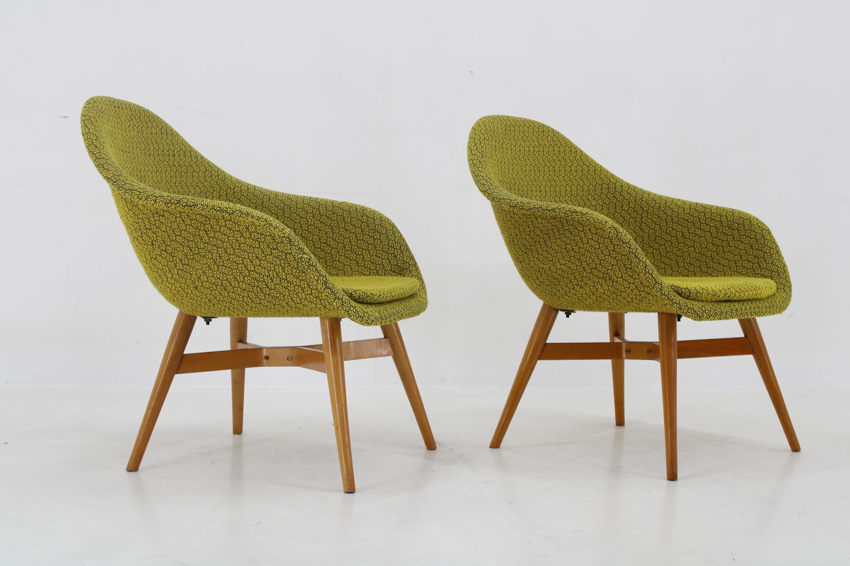 Paar 1960er Miroslav Navratil Schalenstühle, Tschechoslowakei im Zustand „Gut“ im Angebot in Praha, CZ