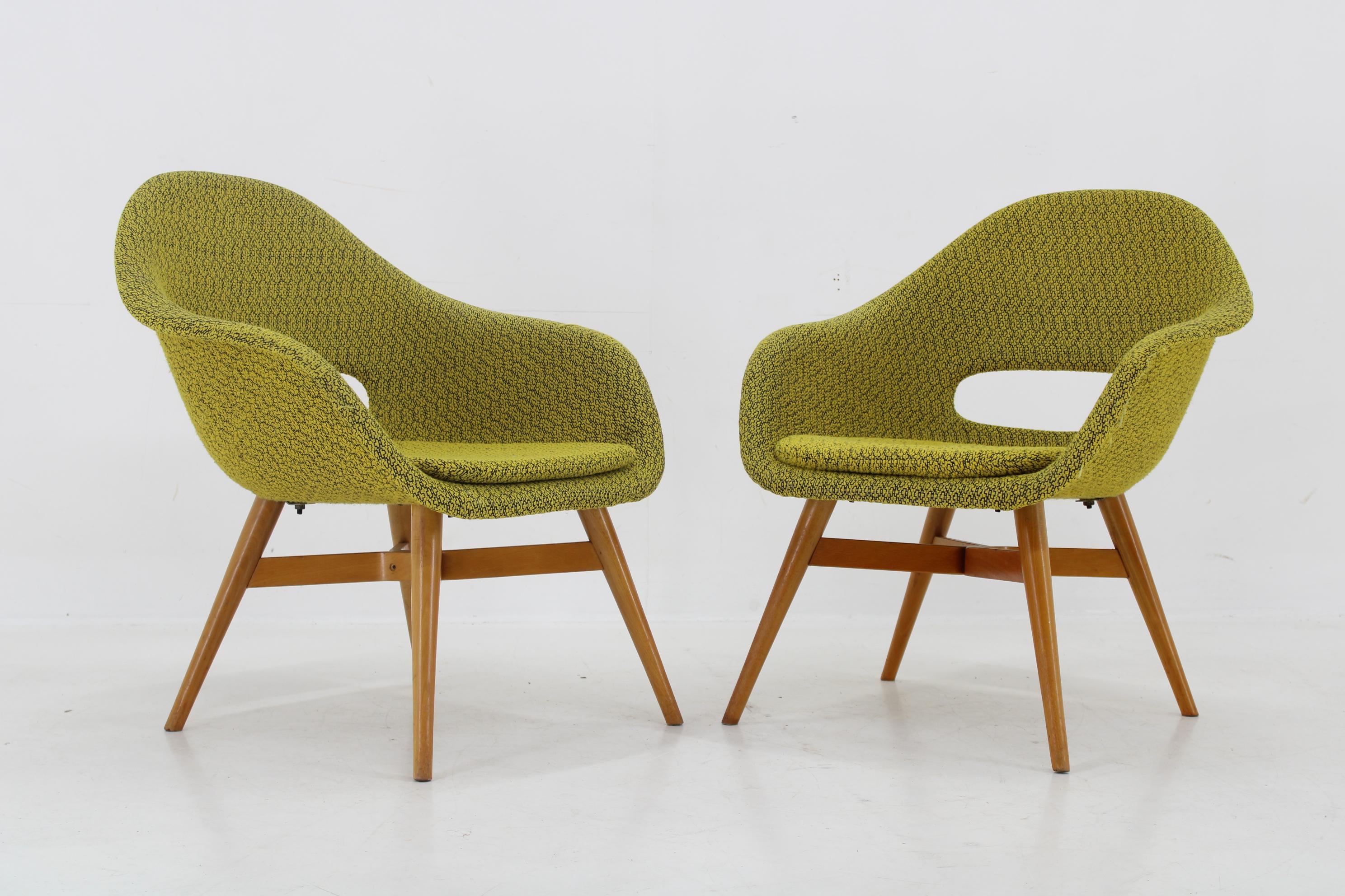 Paar 1960er Miroslav Navratil Schalenstühle, Tschechoslowakei (Mitte des 20. Jahrhunderts) im Angebot