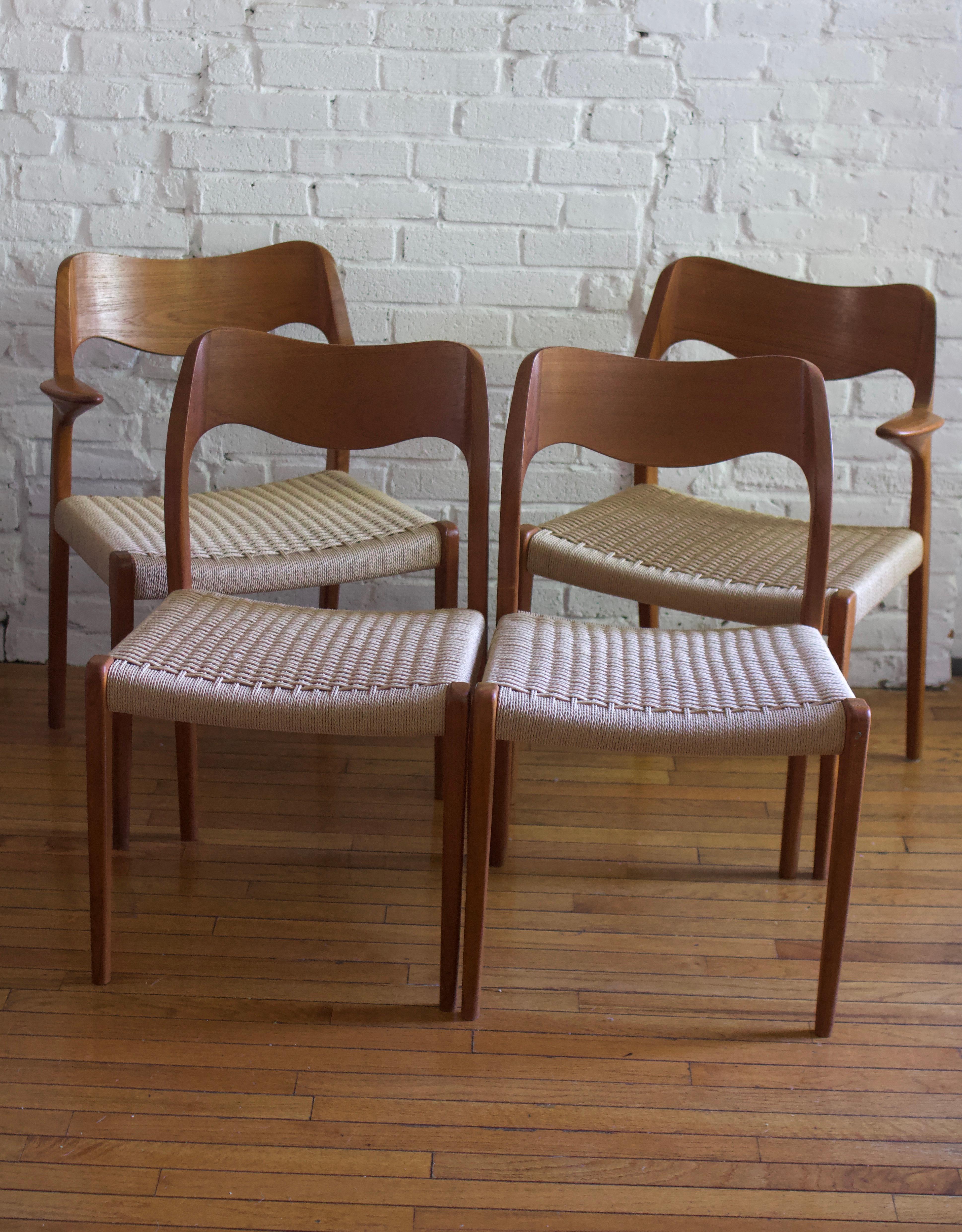 Fantastisches Paar Niels O. Møller Model 71 Stühle Esszimmerstühle. Skulpturaler Hartholzrahmen aus Teakholz und Sitze aus dänischem Cord. Eine neue dänische Kordel wurde gerade fertiggestellt. 

Hergestellt in Dänemark und 1951 von dem berühmten