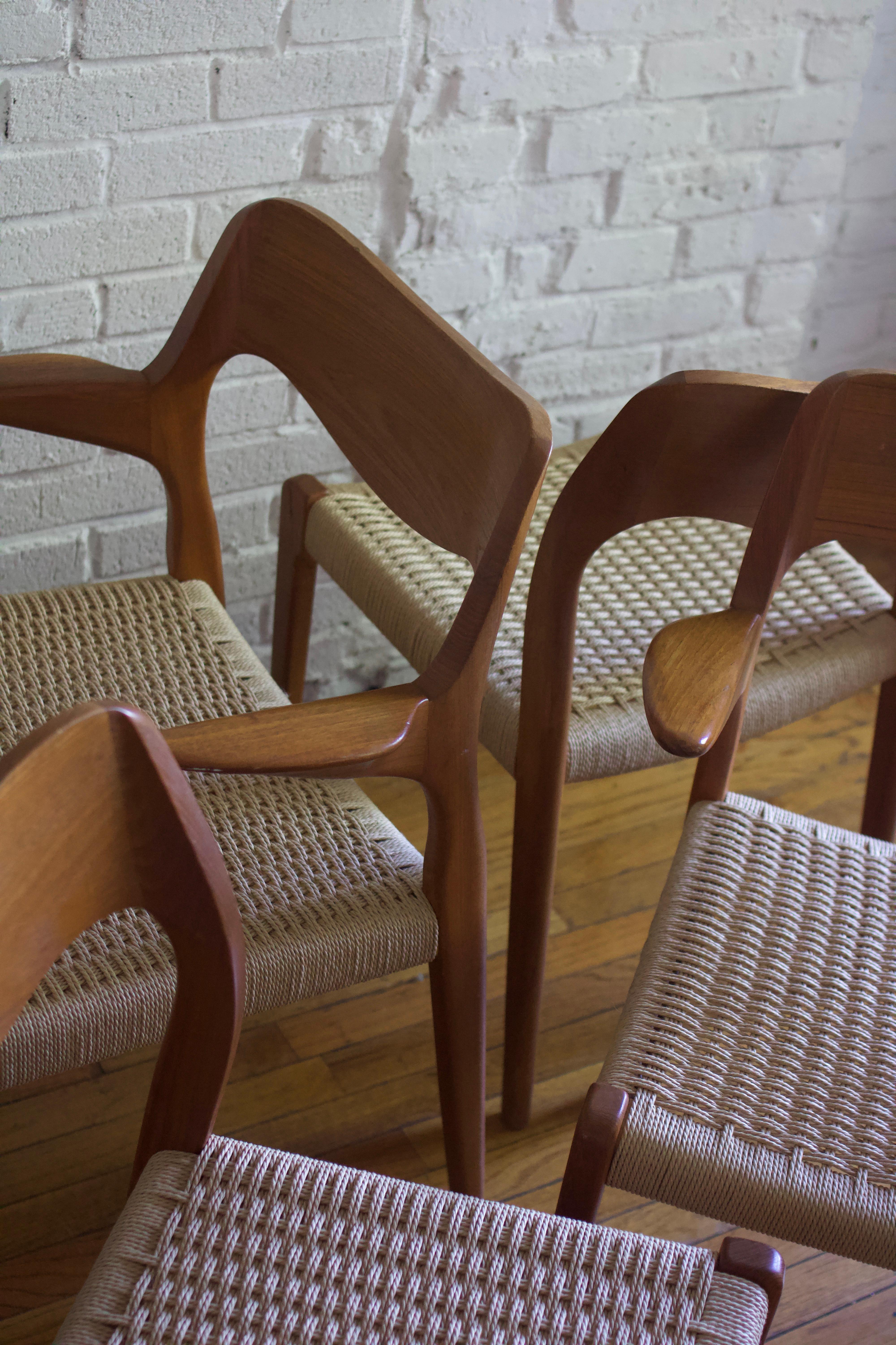 Danois Paire de chaises de salle à manger Niels Moller modèle 71 en teck et cordon danois, années 1960 