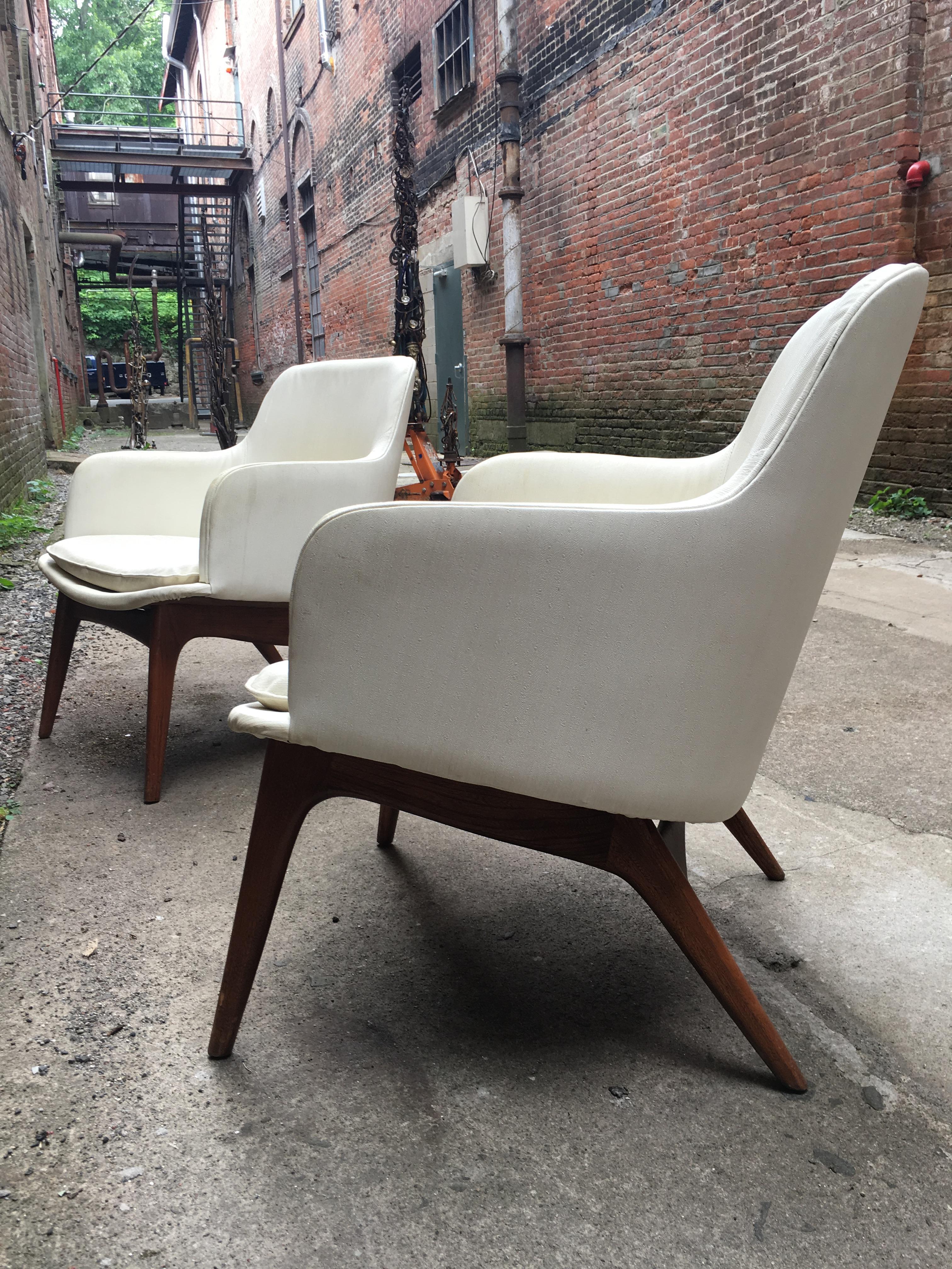 A pair of chairs with amazing lines and profile, circa 1960, The chair backs are upholstered in a white naugahyde/vinyl and the frames are solid Ash construction. Very good original condition.

Measures: 30