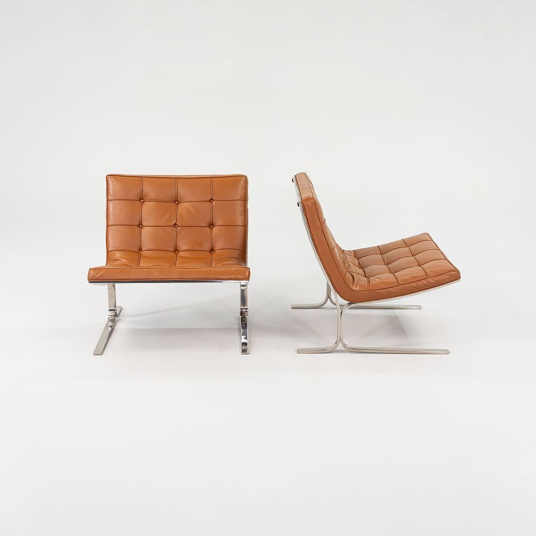 Si tratta di una coppia di sedie lounge a nastro Nicos Zographos CH28 in pelle color caramello, prodotte da Nicos Zographos Designs Inc. negli anni Sessanta. Il prezzo di listino include la coppia come illustrata. Questi esempi rappresentano alcuni