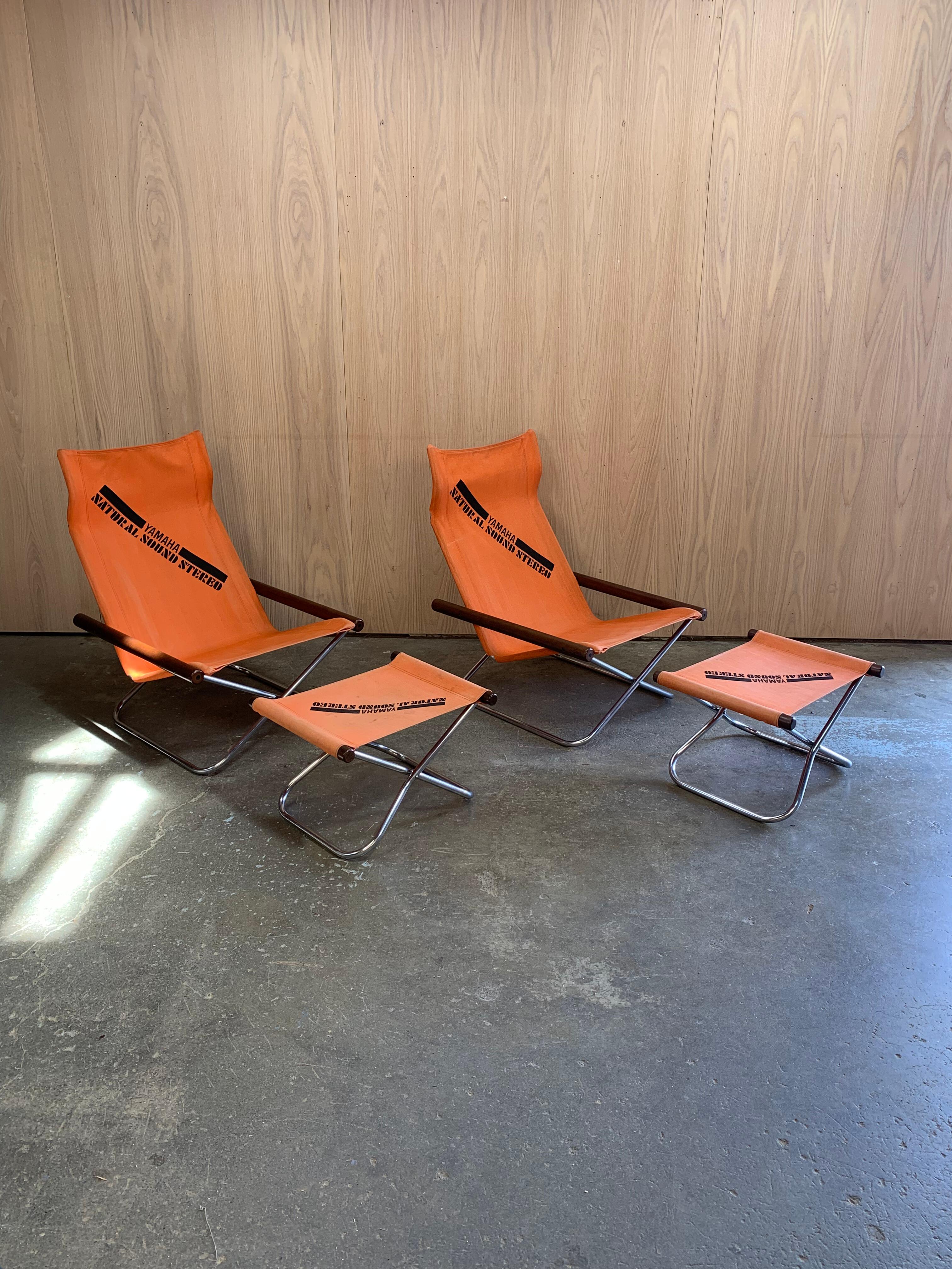 Diese von Takeshi Nii entworfenen und 1965 mit dem Good Design Award ausgezeichneten authentischen Ny-Stühle sind eine verspielte Variante einer Ikone der japanischen Moderne. Dieses seltene Vintage-Paar zeichnet sich durch seine leuchtend