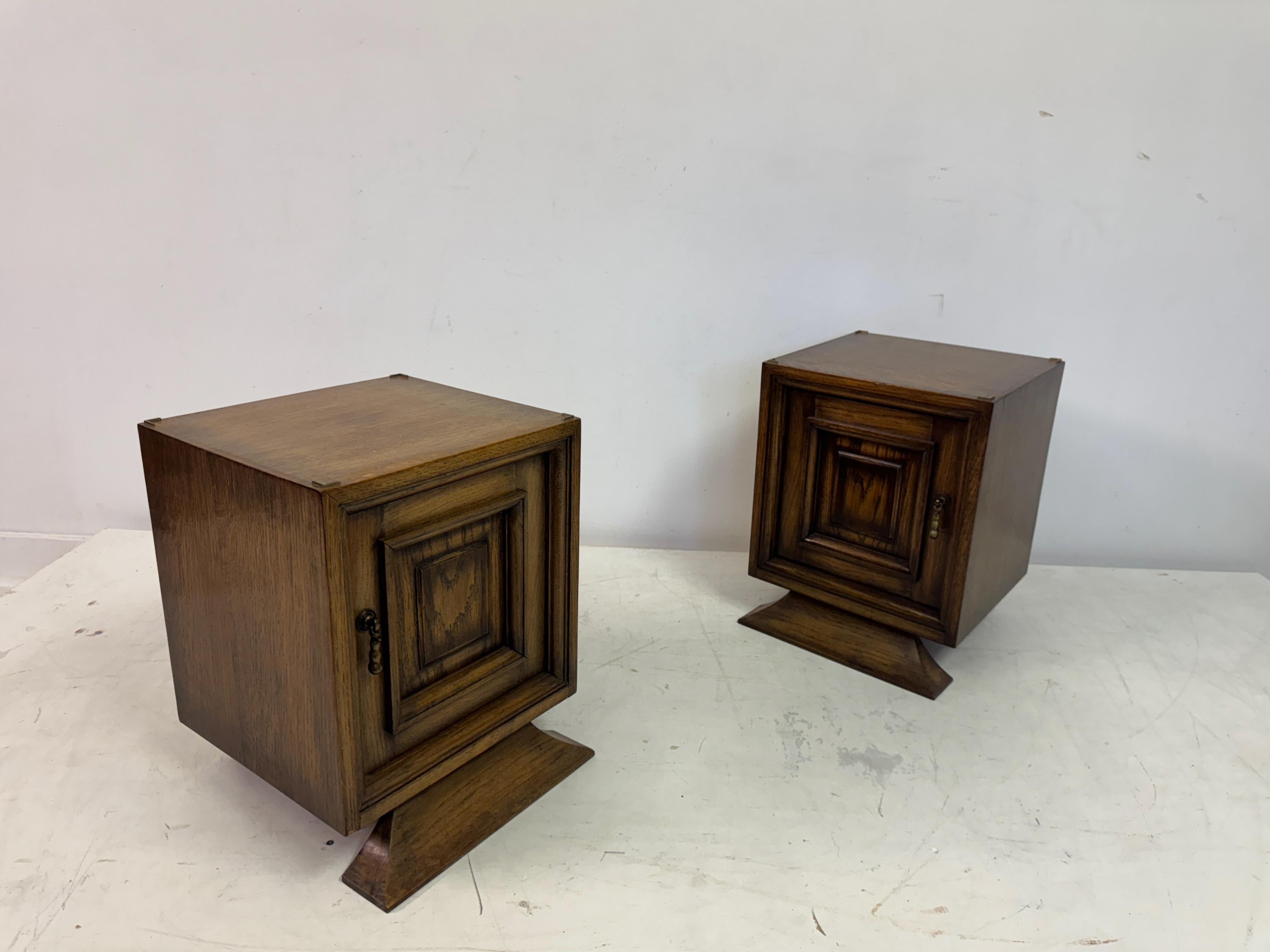 Pareja de mesillas de noche de roble de los años 60 en venta 3