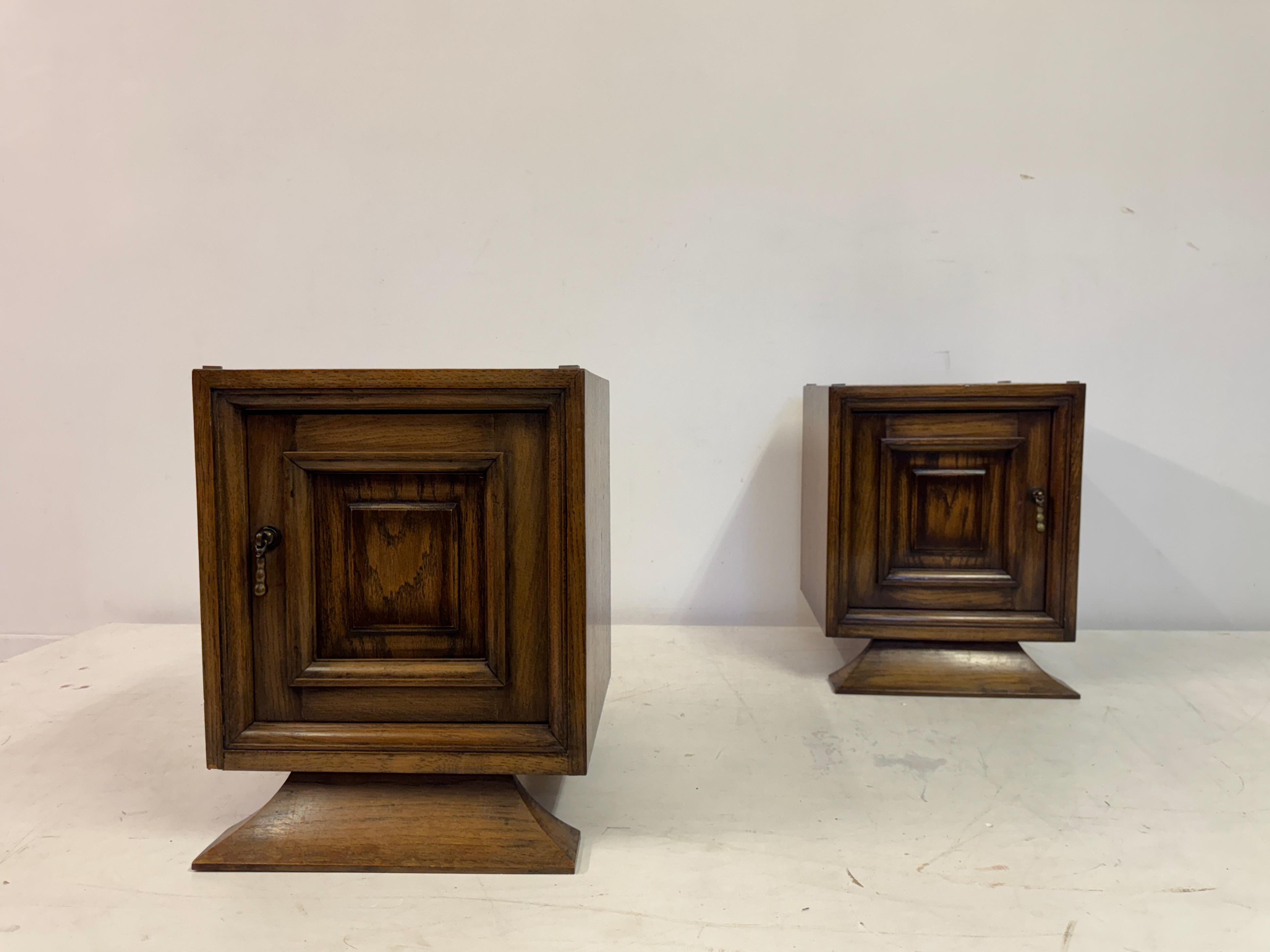 Pareja de mesillas de noche de roble de los años 60 en venta 4