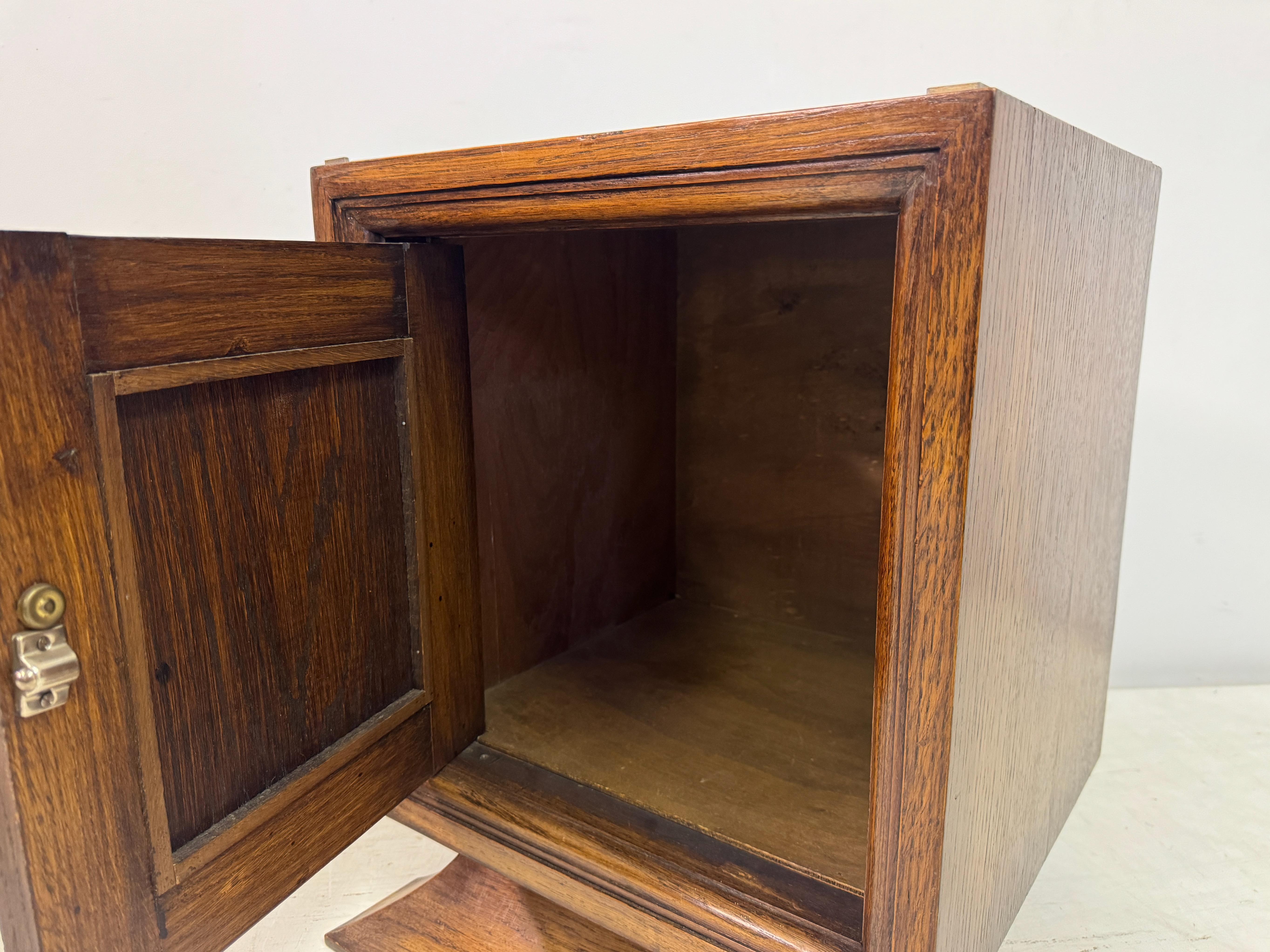 Pareja de mesillas de noche de roble de los años 60 Belga en venta