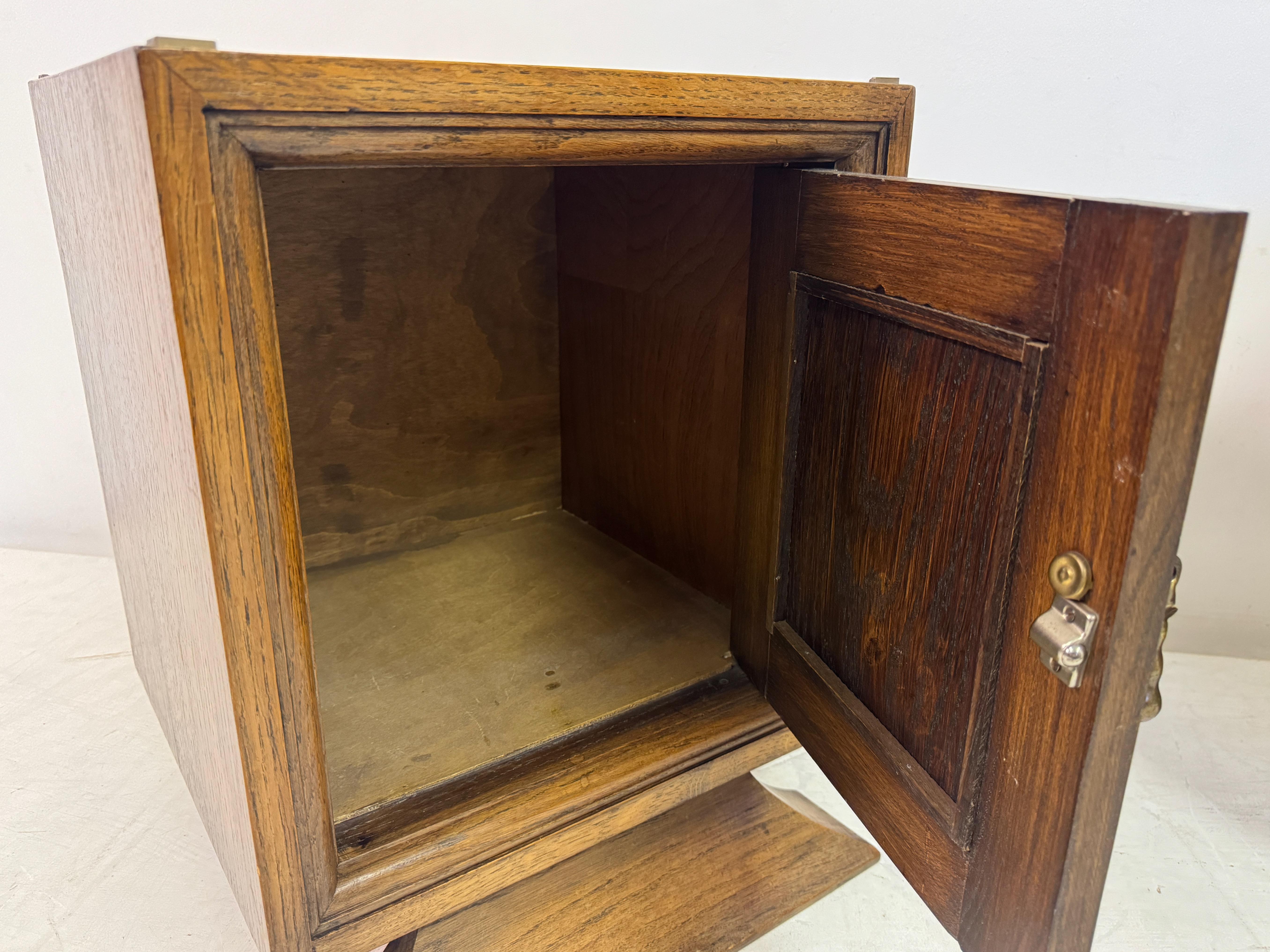 Pareja de mesillas de noche de roble de los años 60 siglo XX en venta
