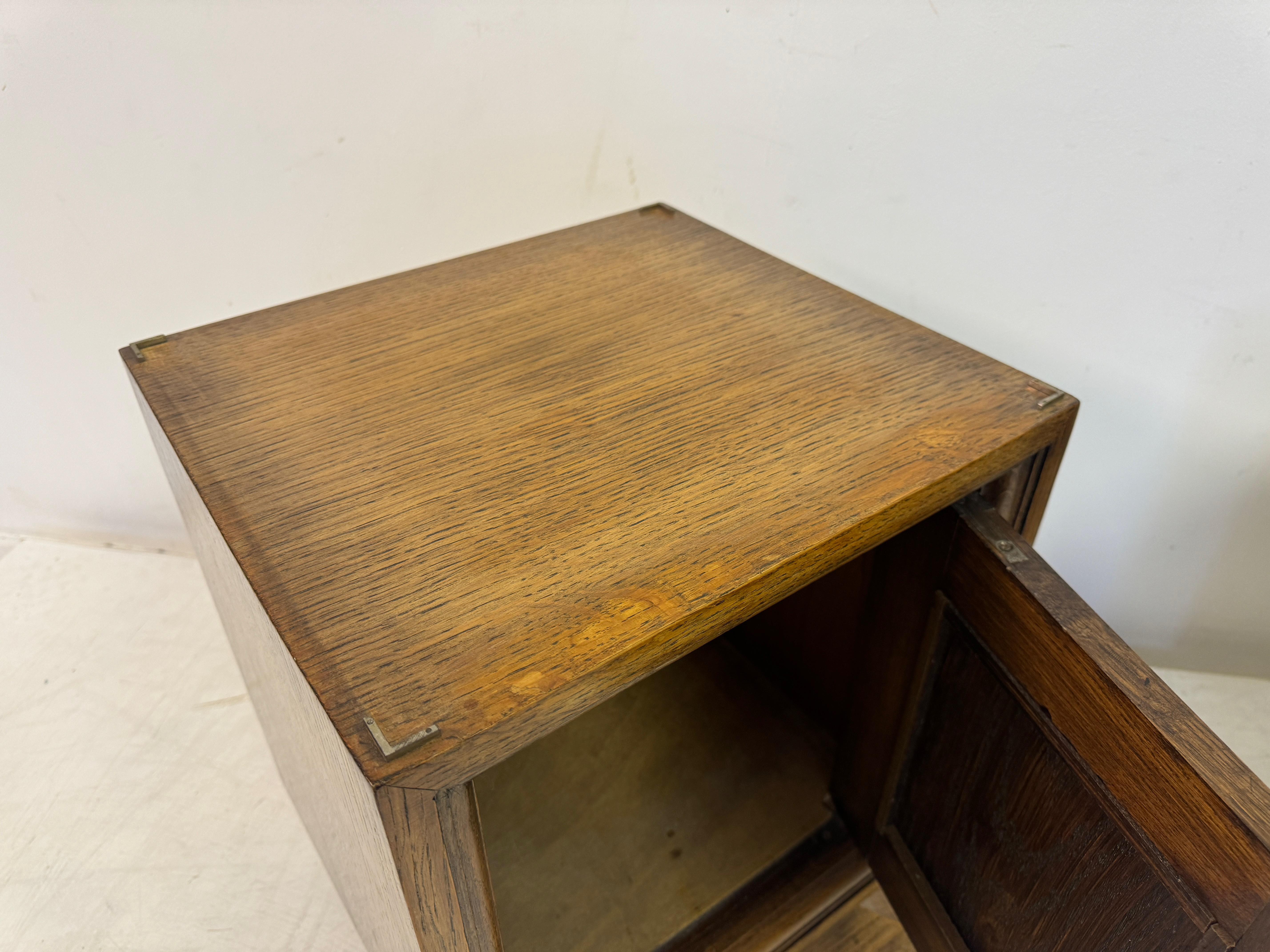 Pareja de mesillas de noche de roble de los años 60 Roble en venta