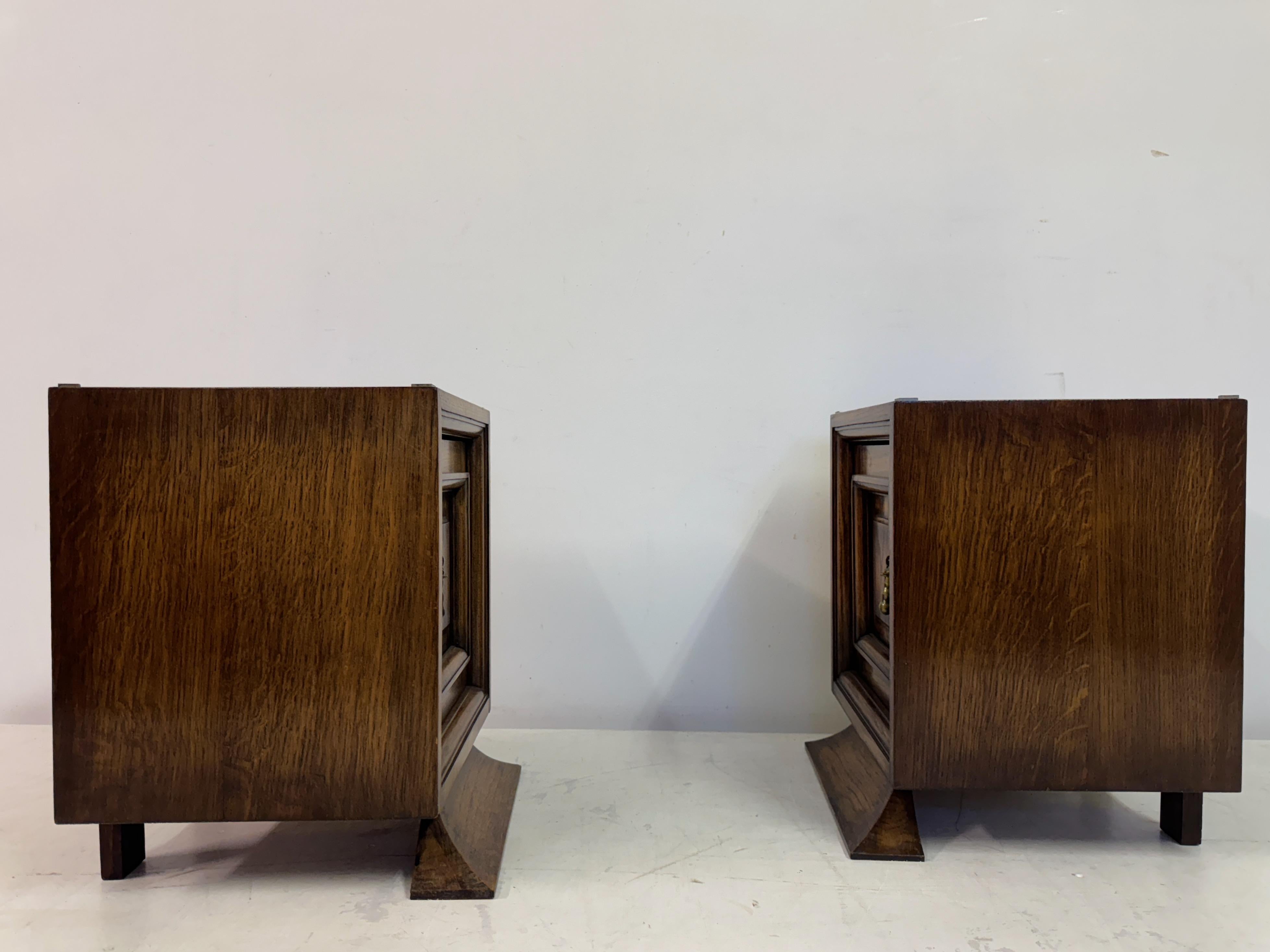 Pareja de mesillas de noche de roble de los años 60 en venta 1