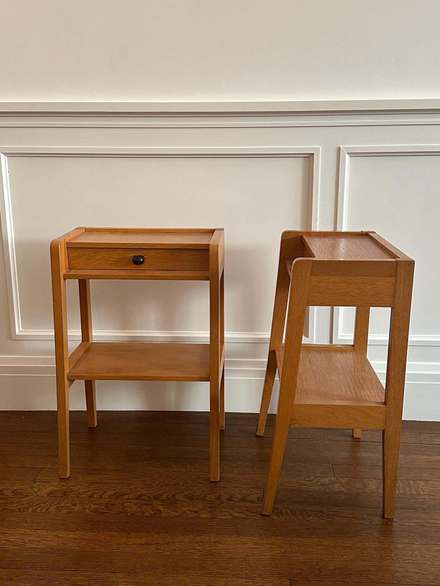 Paire de petites tables de nuit en chêne CIRCA avec tiroir, vers 1960/79. Sourcé à Paris.