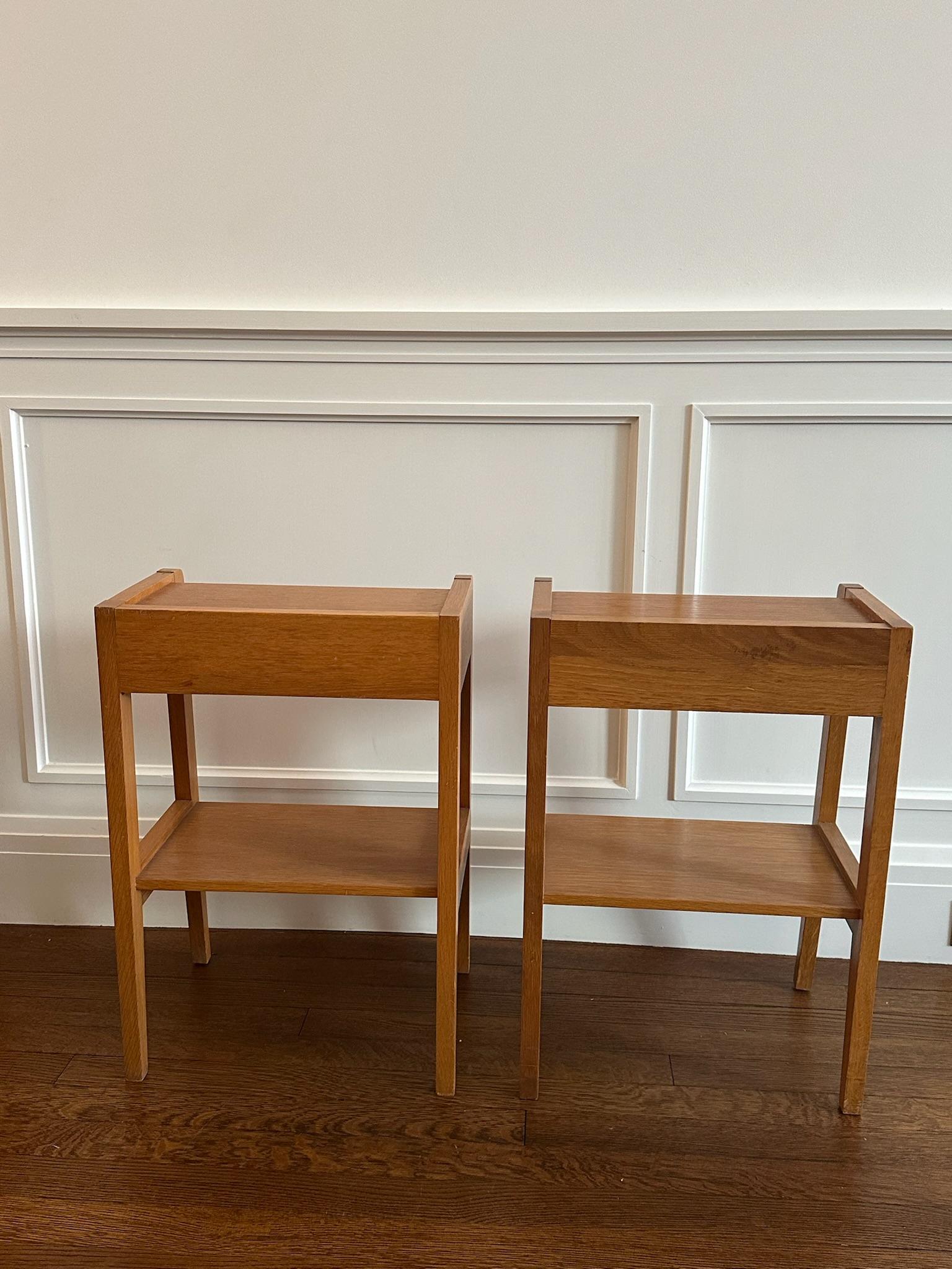 Français Paire de tables de nuit en Oak des années 1960 en vente