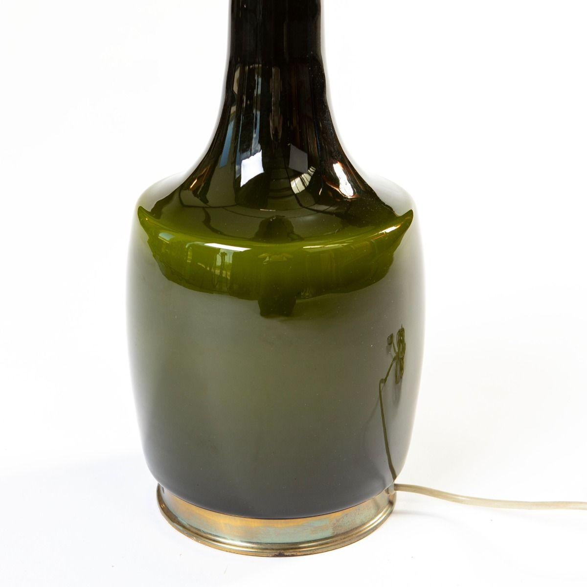 Paire de lampes de table en verre vert olive des années 1960 par Svend Åge Holm Sørensen en vente 4