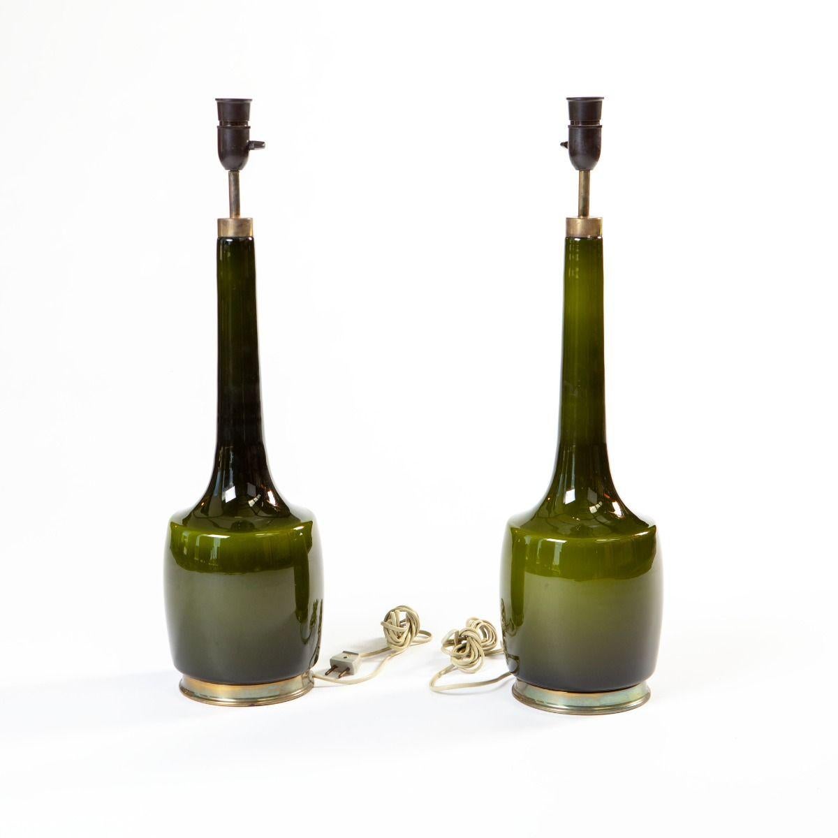 Paire de lampes de table conçues par Svend Åge Holm Sørensen, fabriquées en verre vert olive avec des accessoires en laiton au sommet et à la base.
Fabriqué vers 1960 par la verrerie Kastrup, qui a été intégrée à Holmegaard en 1965.

Les lampes sont