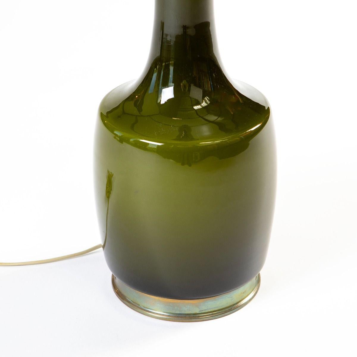 Paire de lampes de table en verre vert olive des années 1960 par Svend Åge Holm Sørensen Bon état - En vente à Kastrup, DK