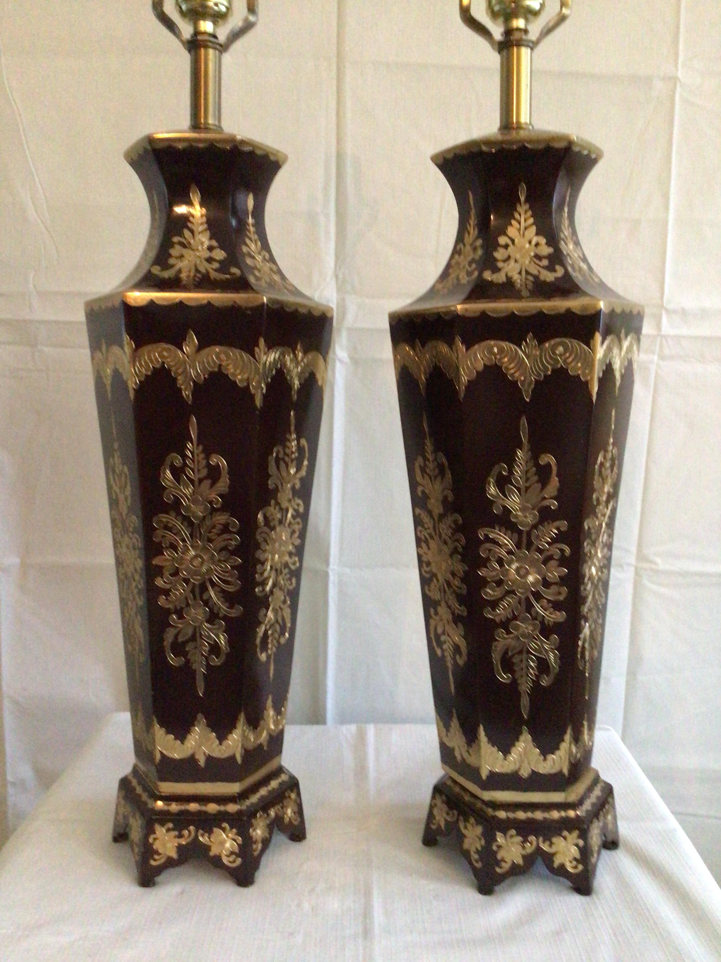 Paire de lampes de style Anglo-Indien des années 1960 en laiton peint en brun et incrusté.