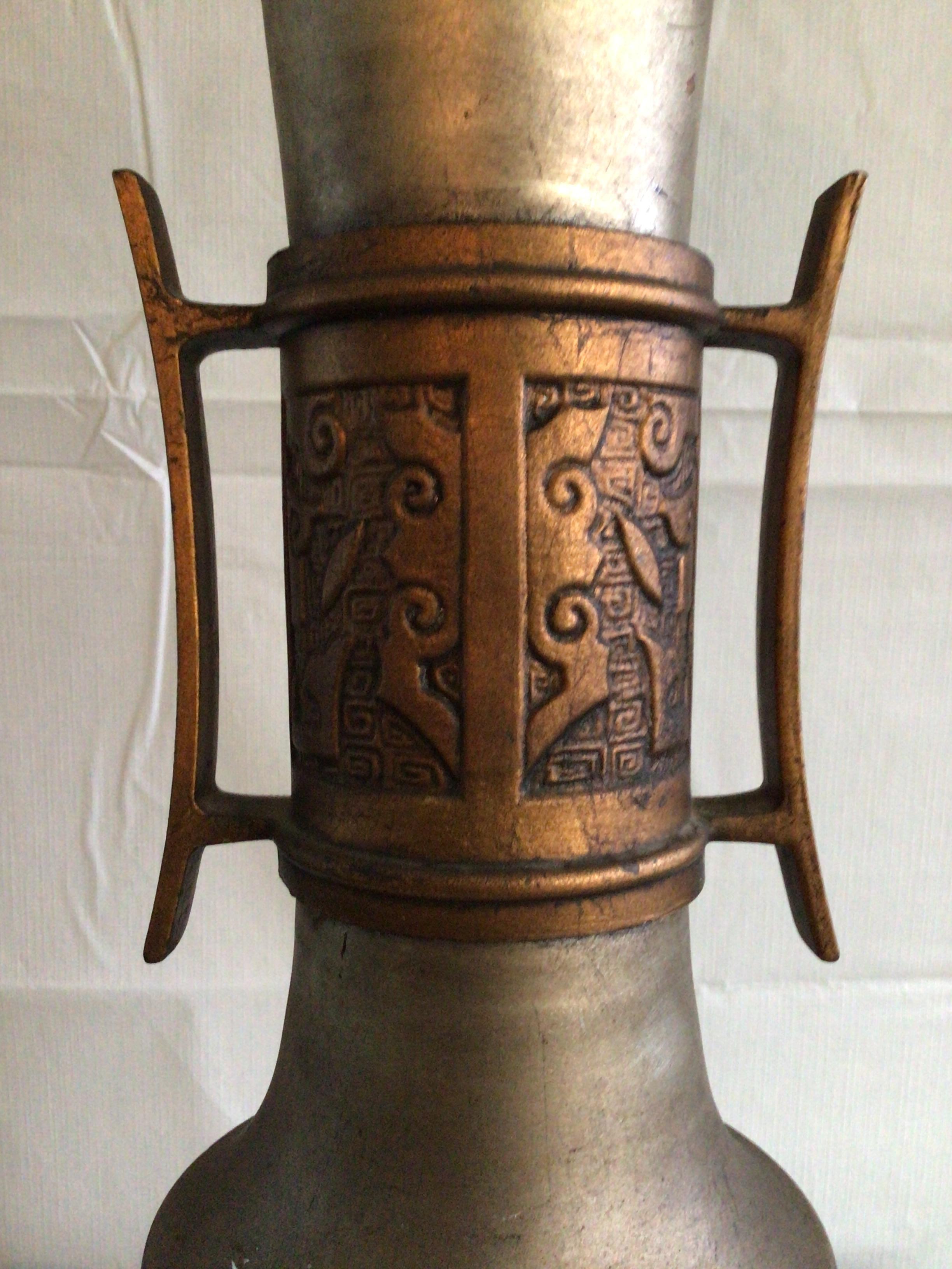 Paire de lampes de style asiatique en métal peint et laiton des années 1960 en vente 2
