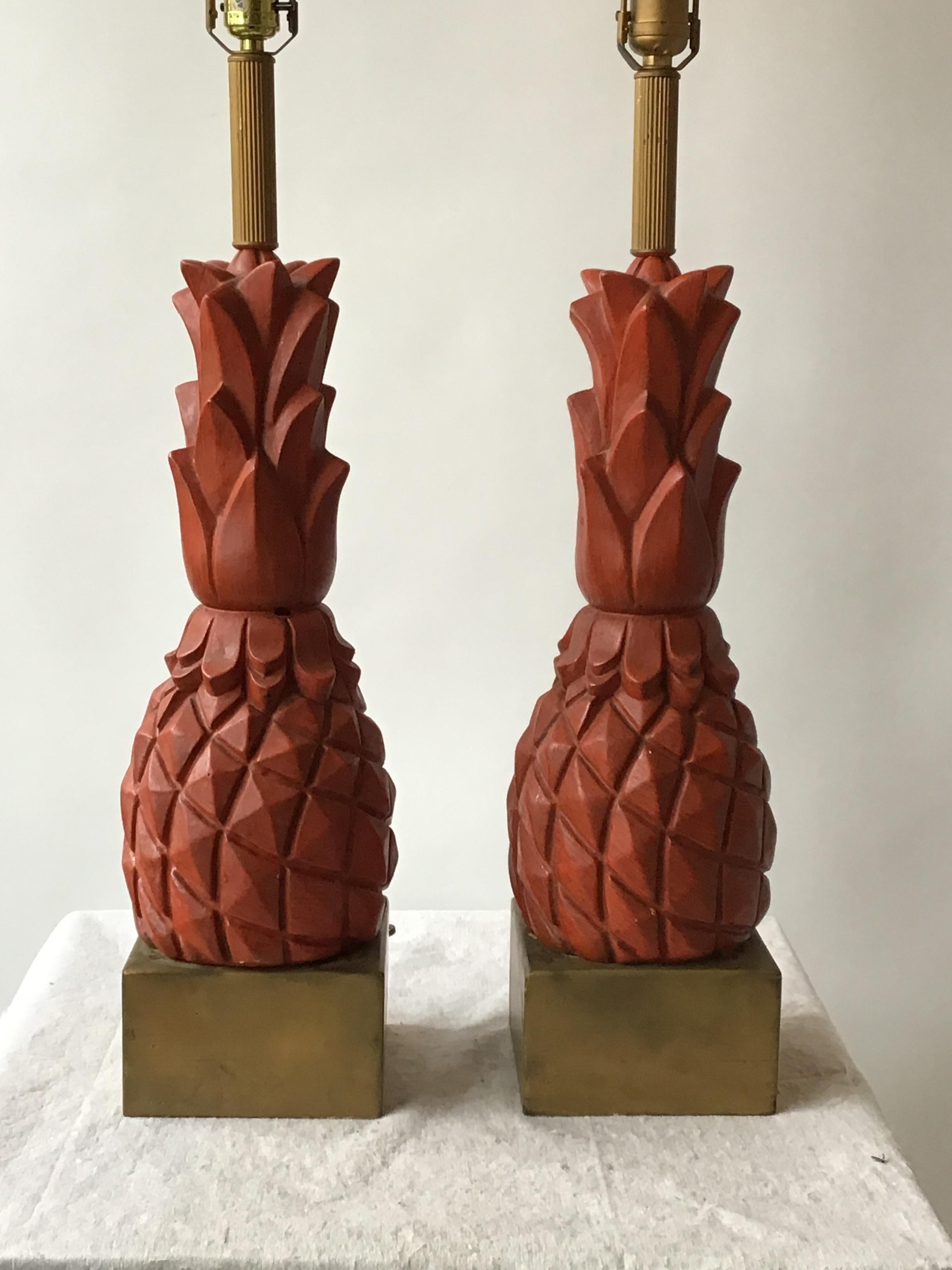 Paire de lampes ananas en plâtre des années 1960 sur base en bois.
