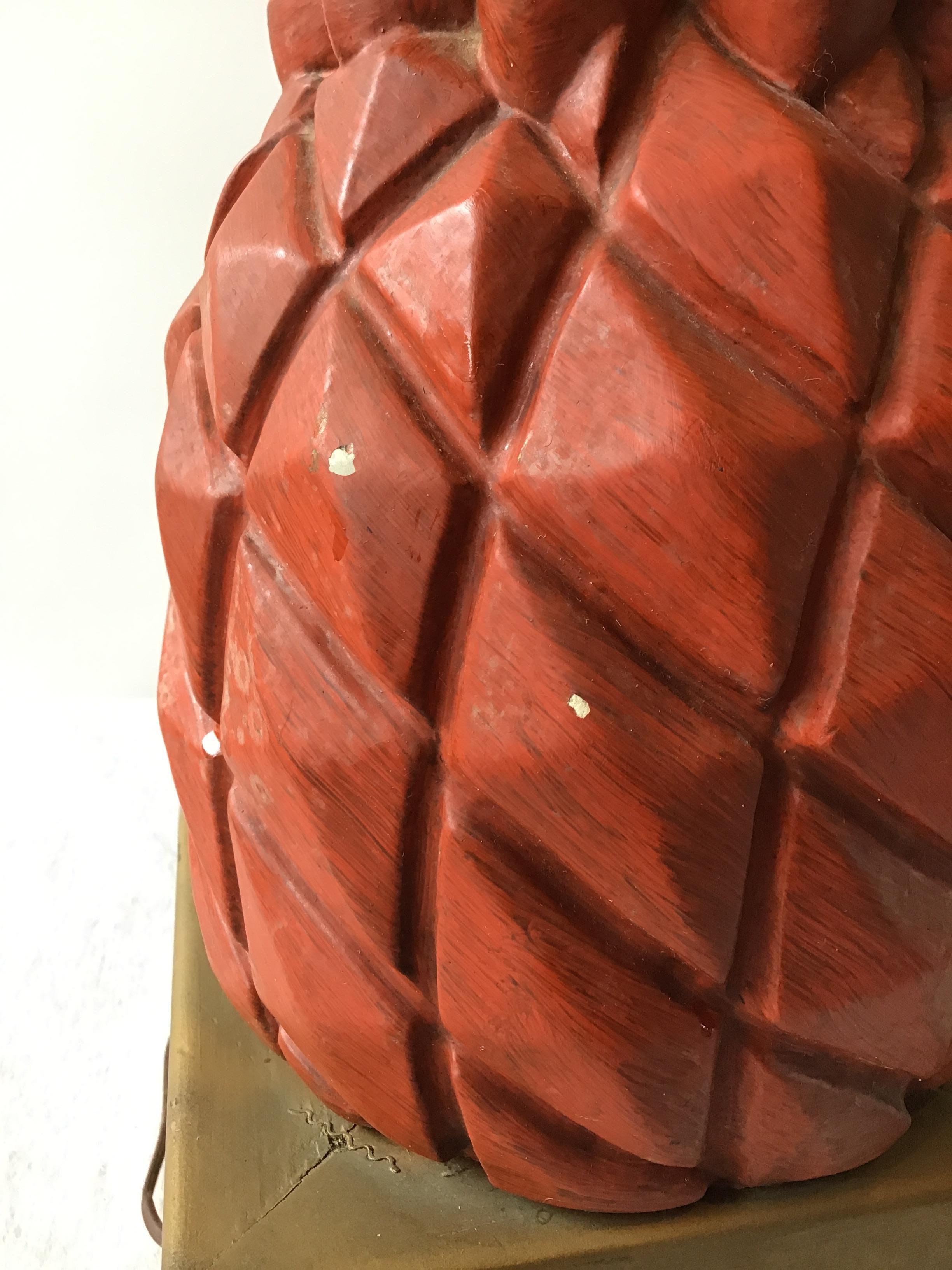 Paire de lampes ananas en plâtre des années 1960 sur base en bois en vente 3