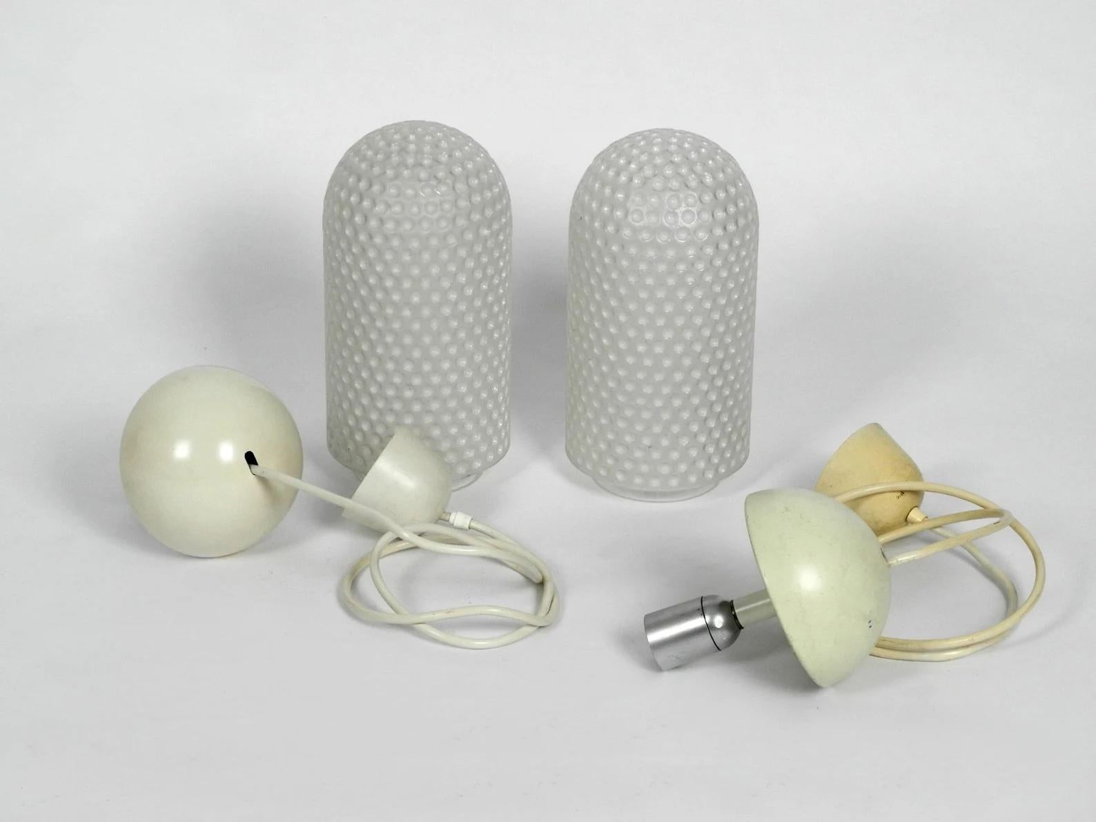 Aluminium Paire de lampes à suspension en verre Putzler des années 1960 au design de l'ère spatiale en vente