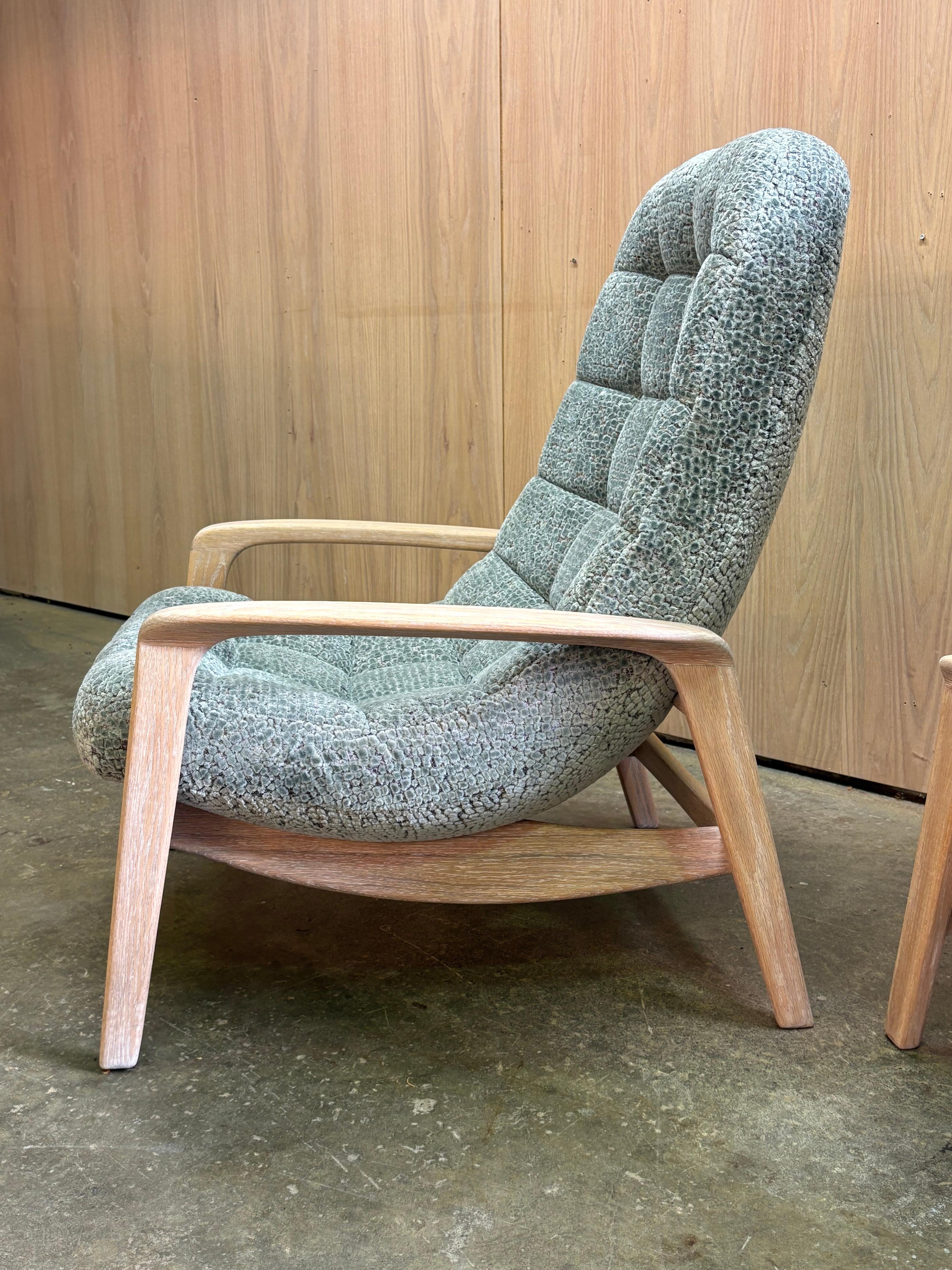 Paar 1960er R Huber Scoop Lounge Chairs (Eichenholz) im Angebot