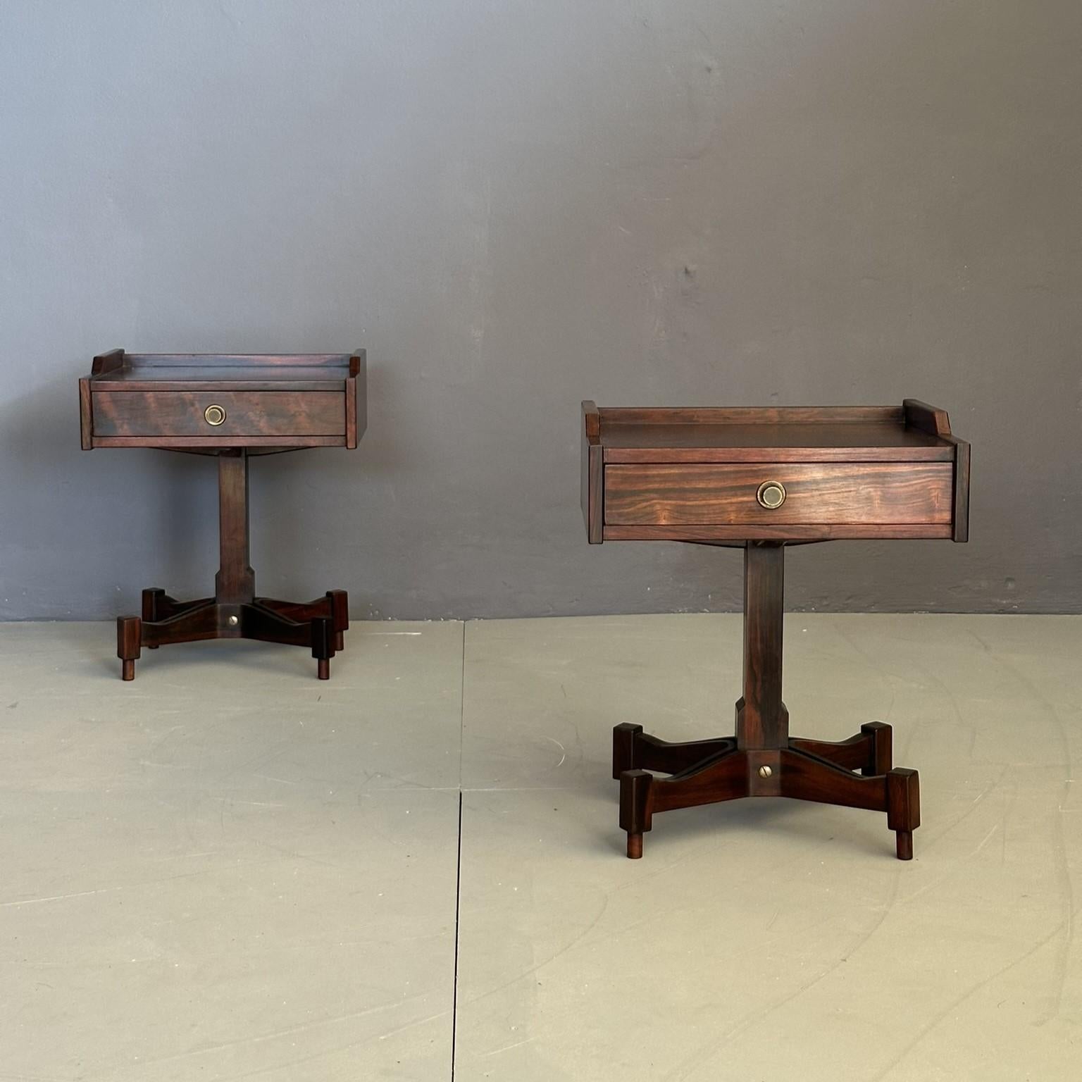 Paire de tables de chevet modèle SC-50 des années 1960, design de Claudio Salocchi pour Sormani, fabrication italienne.
Les tables de chevet en bois brun foncé ont un seul tiroir avec un bouton d'ouverture en laiton.
Le plateau repose sur un pied