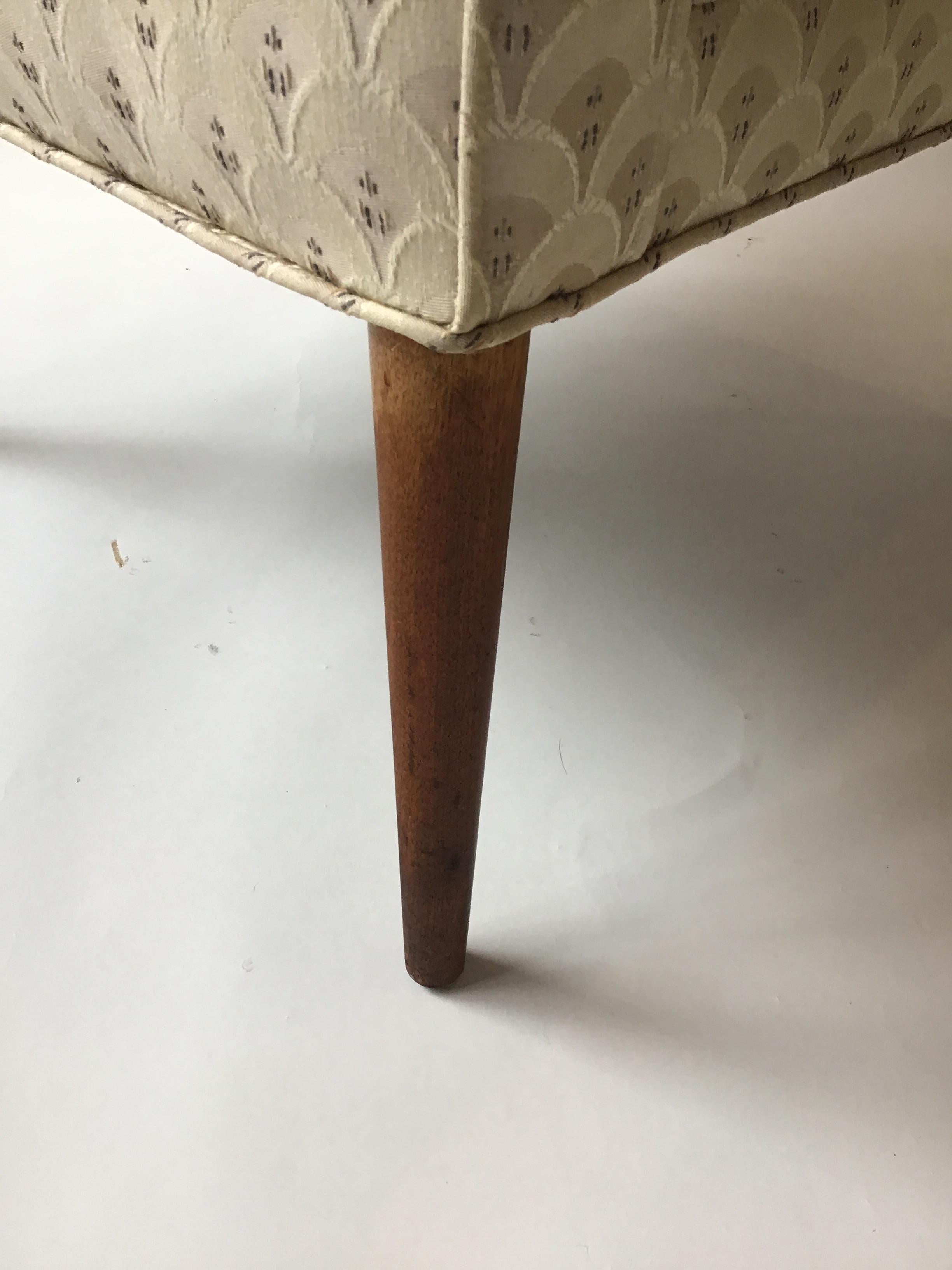 Pareja de sillones escandinavos de los años 60 con patas de teca en venta 4