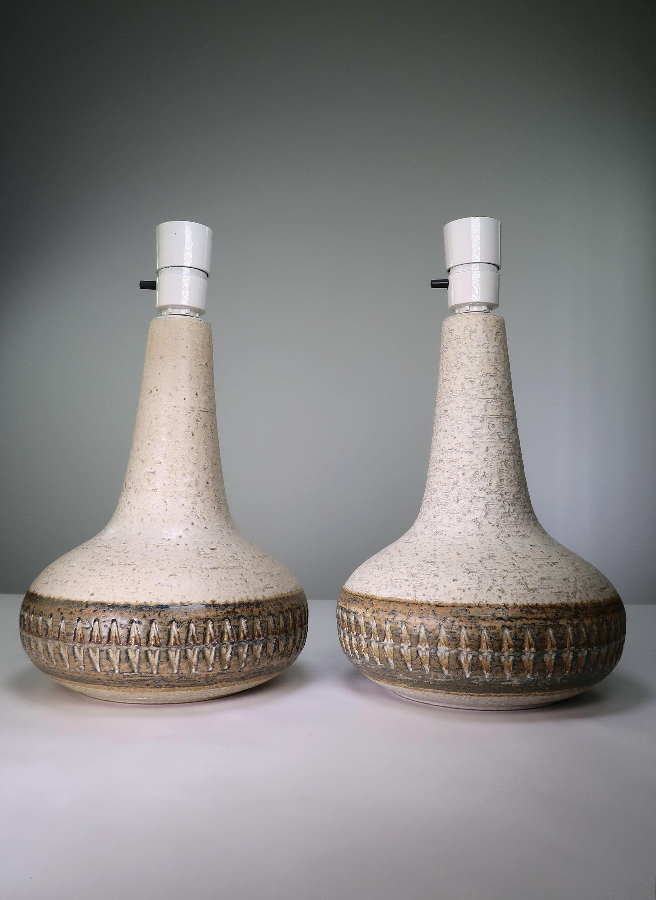 Pair of classic Danish Mid-Century Modern hand decorated stoneware table lamp in cream white and warm brown colors by Søholm. Manufactured on the island of Bornholm in the 1960s. Cedar and espresso colored brown glazed geometric relief pattern on