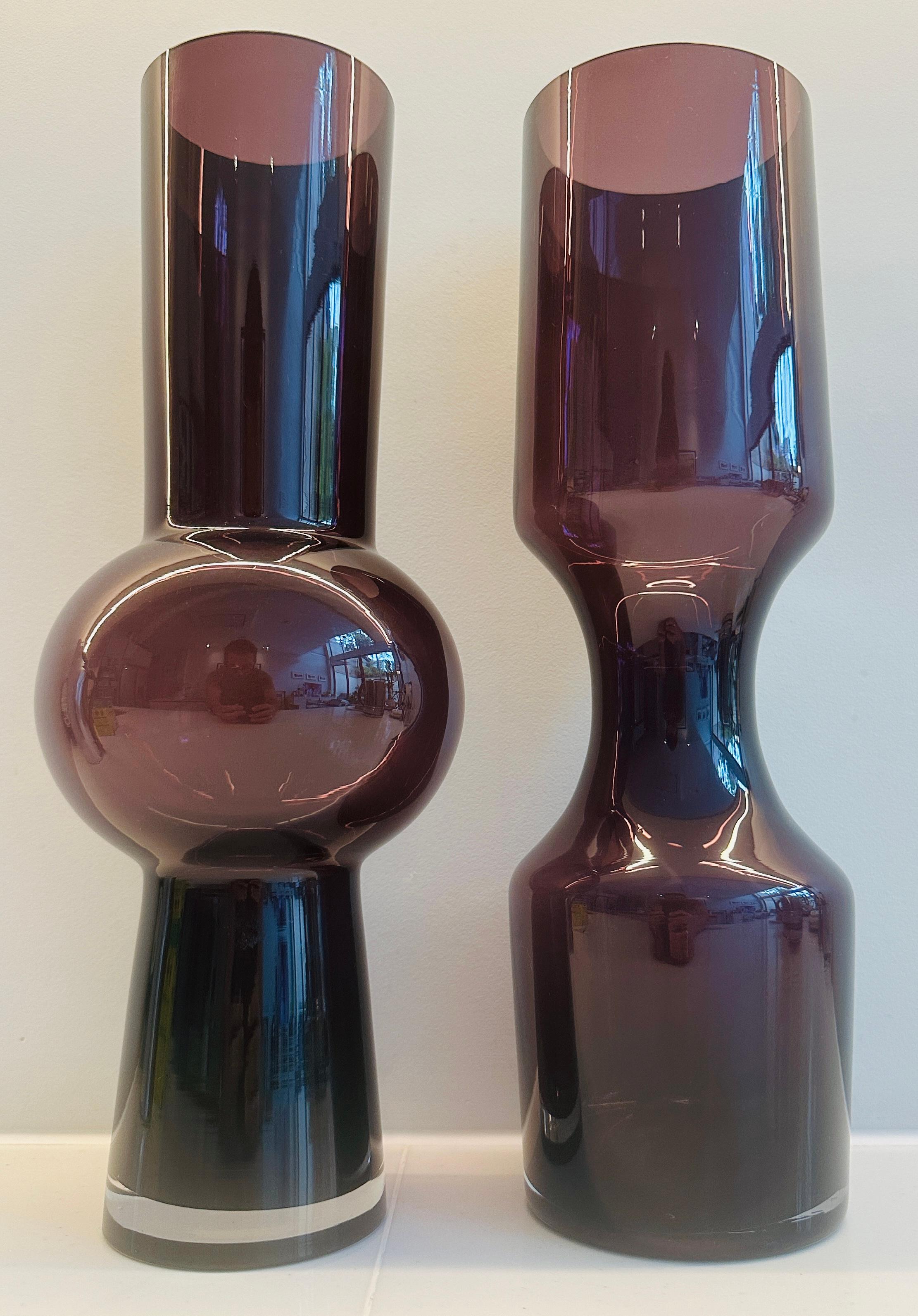 Scandinavo Coppia di vasi scandinavi in vetro viola degli anni '60 in stile Tamara Aladin Riihimaki in vendita