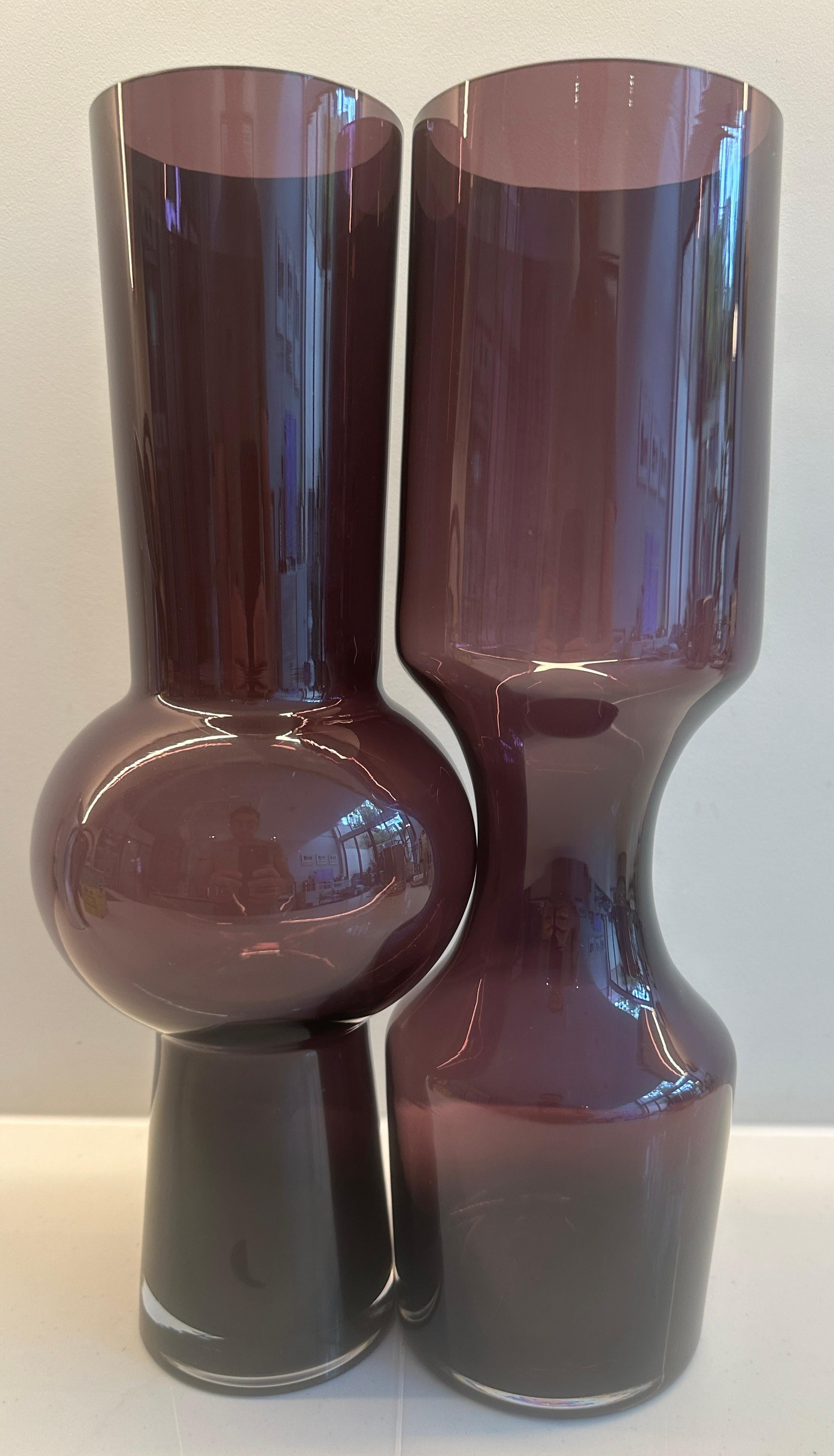 XX secolo Coppia di vasi scandinavi in vetro viola degli anni '60 in stile Tamara Aladin Riihimaki in vendita