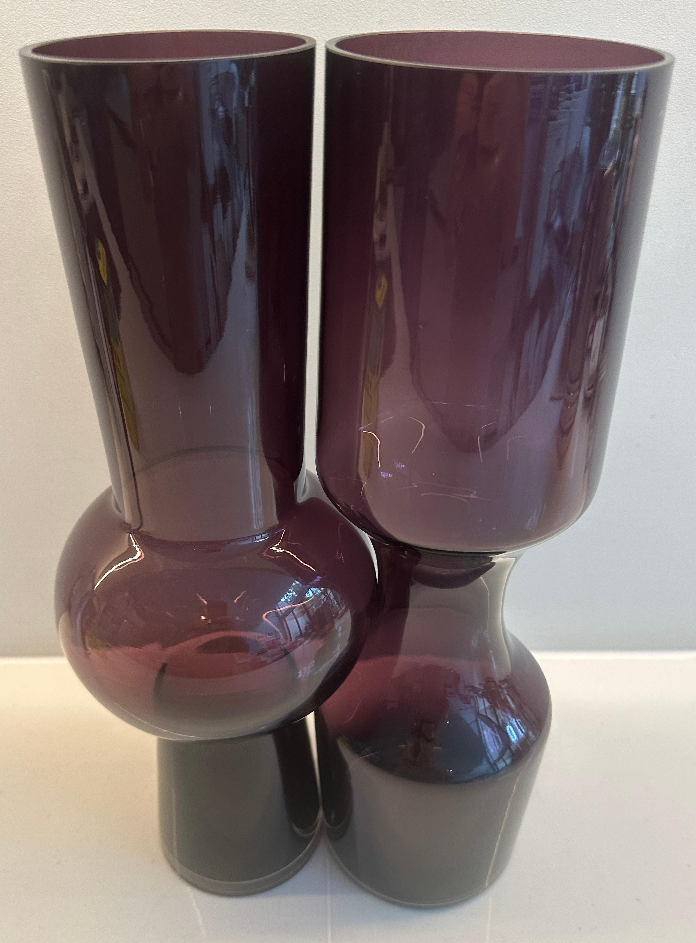 Vetro Coppia di vasi scandinavi in vetro viola degli anni '60 in stile Tamara Aladin Riihimaki in vendita