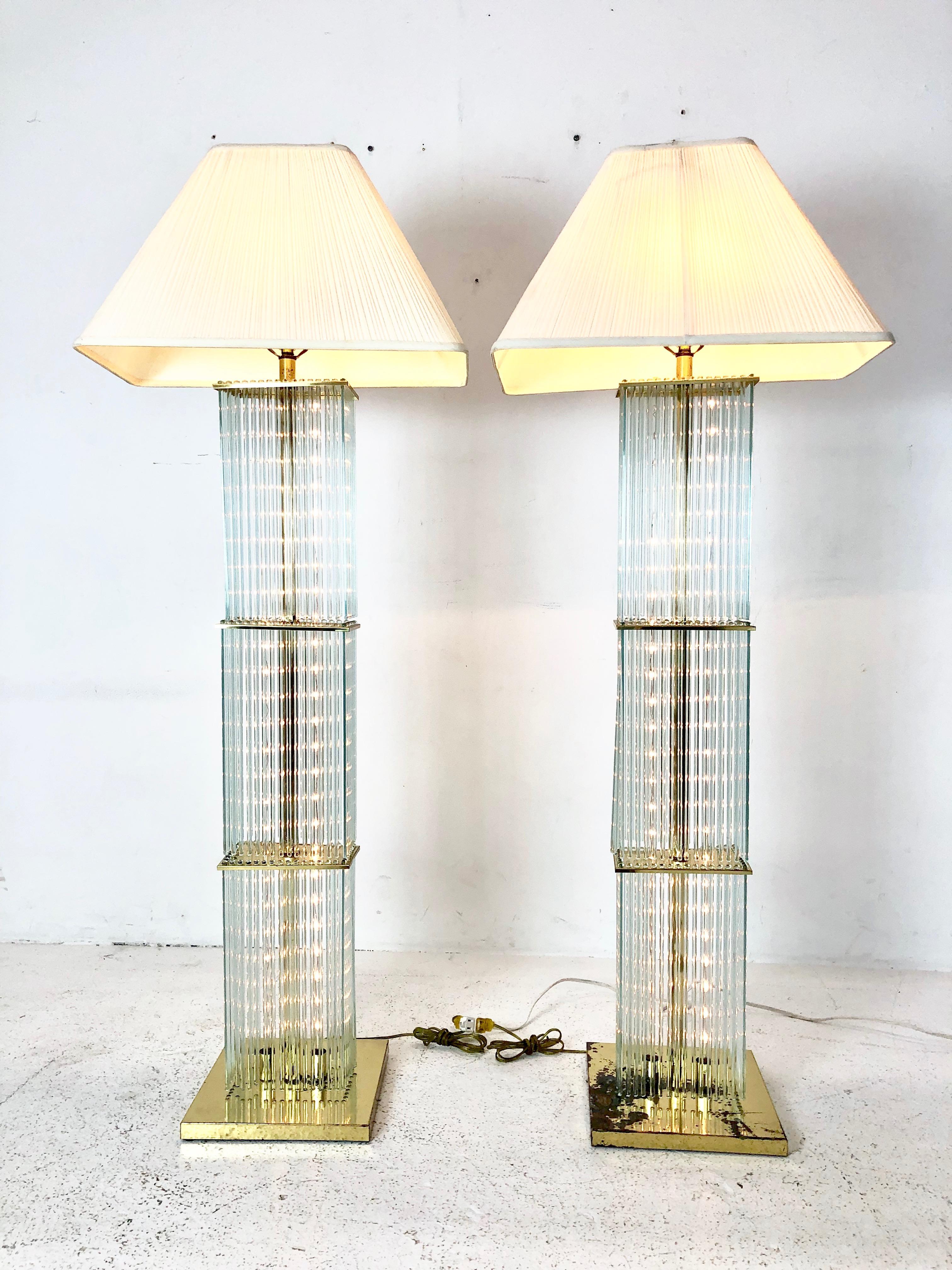 Stehlampen aus Messing und Glas mit Messingstäben von Sciolari aus den 1960er Jahren, Paar (Beschichtet) im Angebot