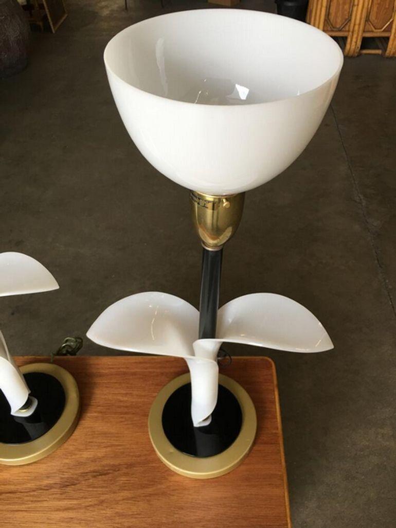 Mid-century Sculptural Acrylic Tulip Table Lamp Pair by Rembrant For Sale 3