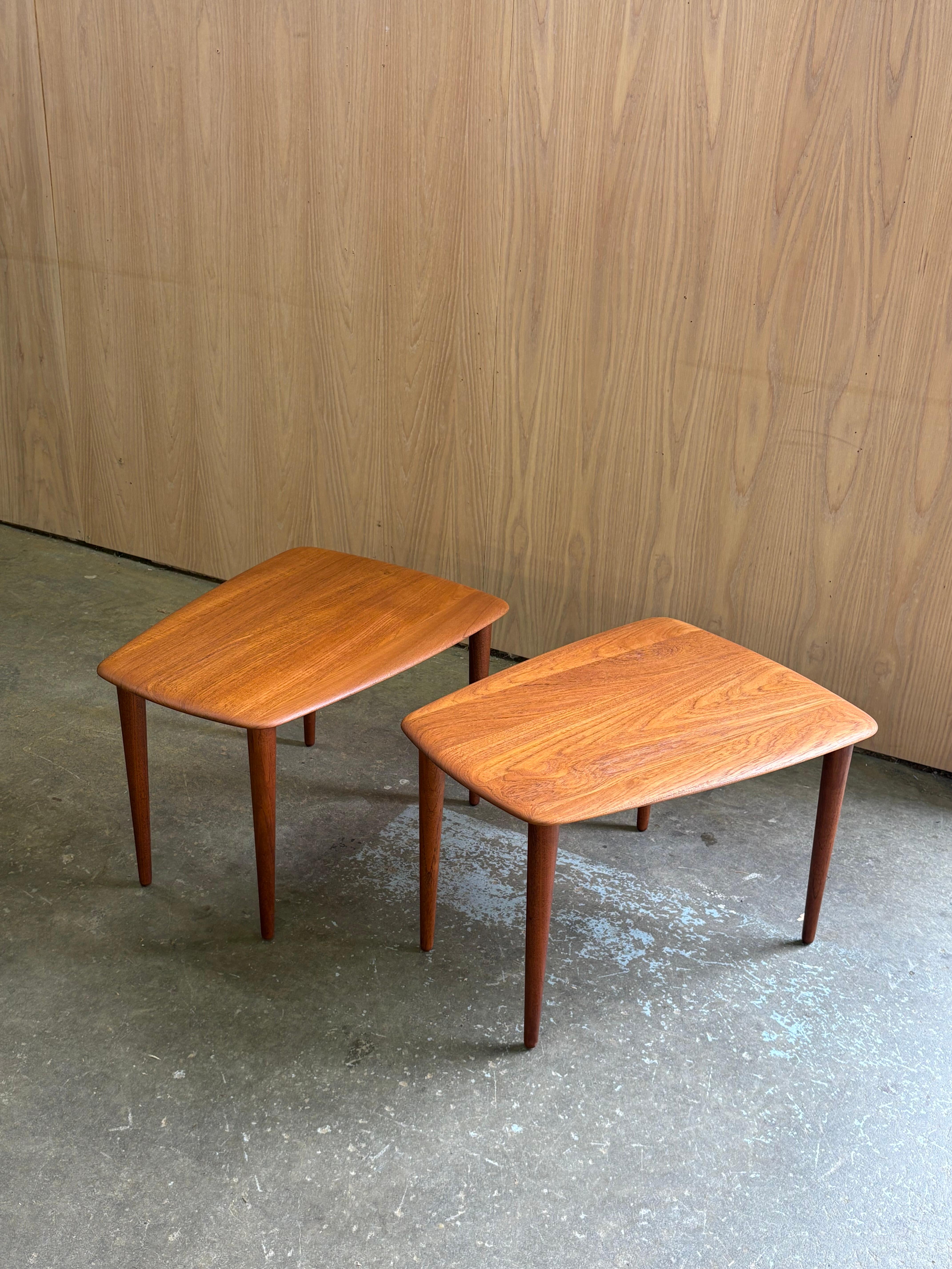 Mid-Century moderno Coppia di tavolini in teak massiccio degli anni '60 di Peter Hvidt per France & Son in vendita
