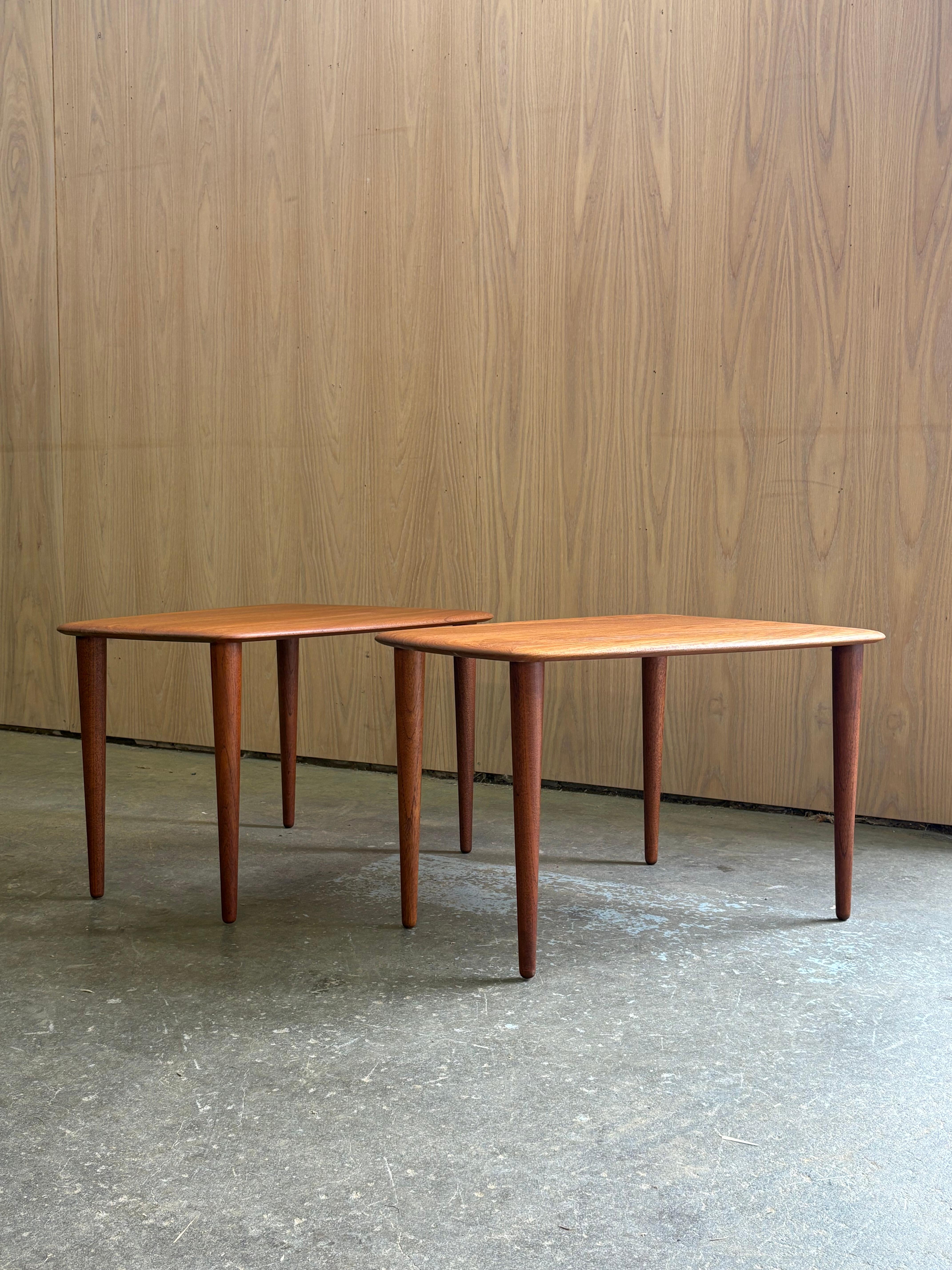 Coppia di tavolini in teak massiccio degli anni '60 di Peter Hvidt per France & Son In condizioni ottime in vendita a Victoria, BC