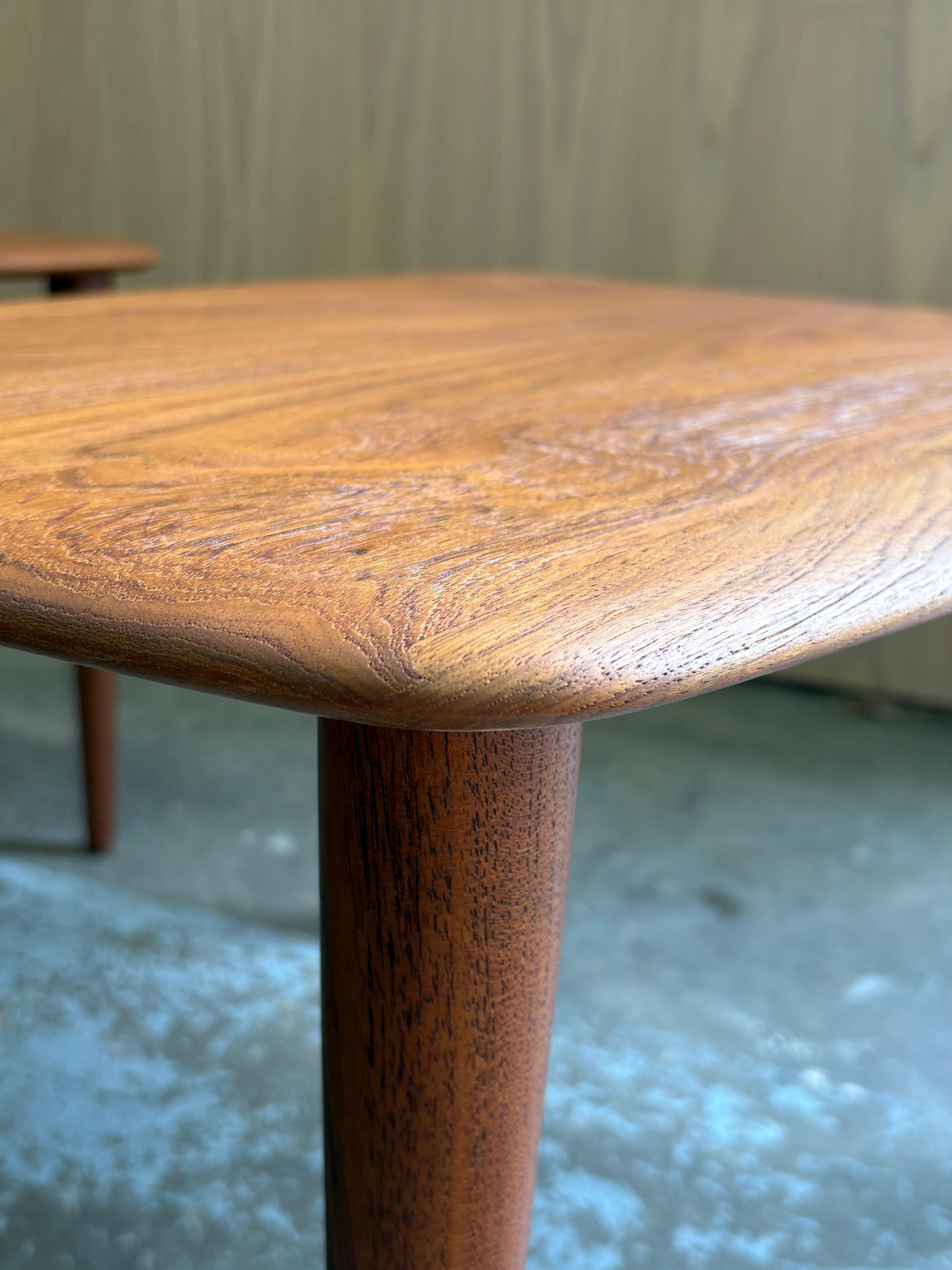 Metà XX secolo Coppia di tavolini in teak massiccio degli anni '60 di Peter Hvidt per France & Son in vendita