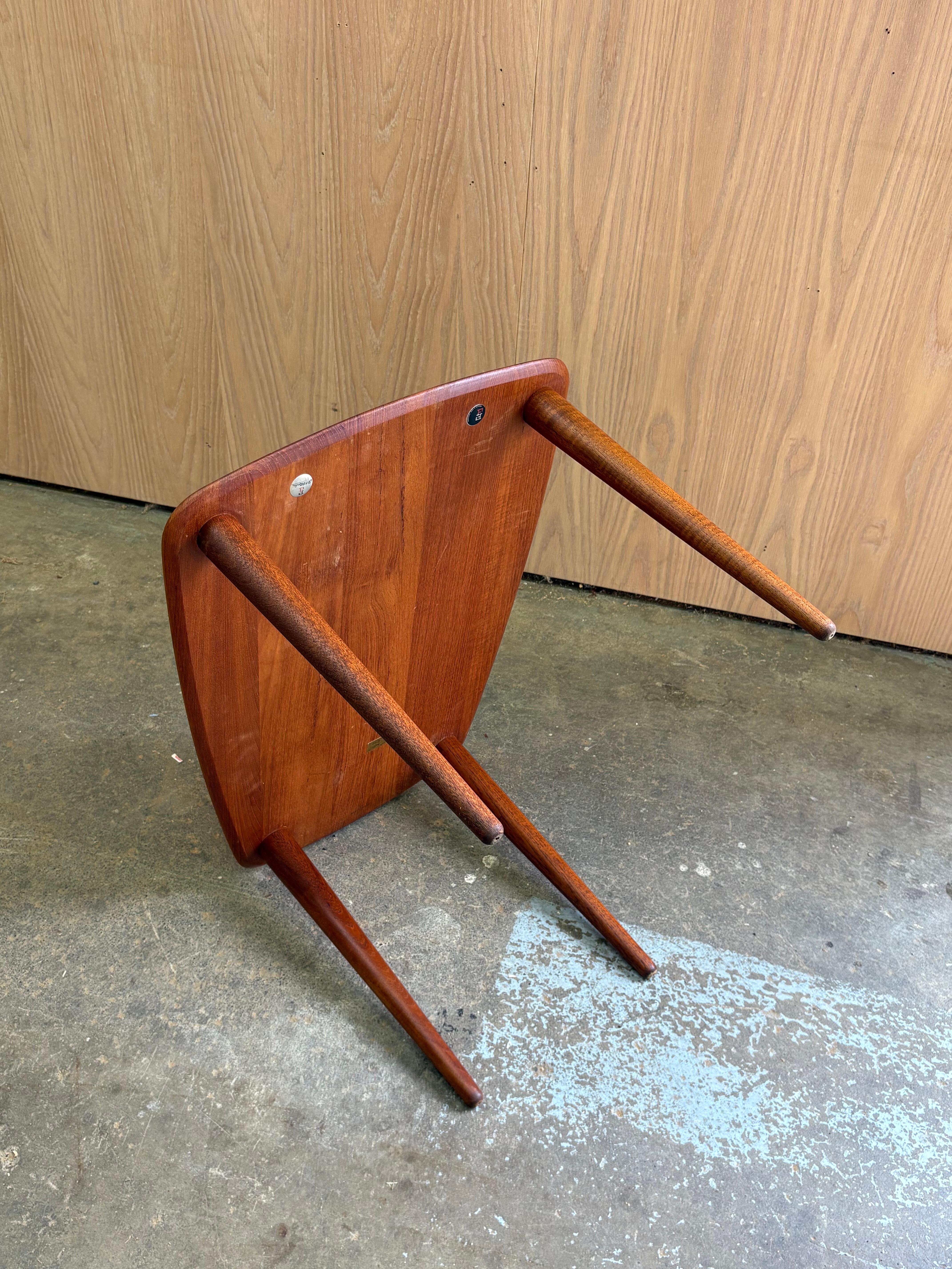 Teak Coppia di tavolini in teak massiccio degli anni '60 di Peter Hvidt per France & Son in vendita