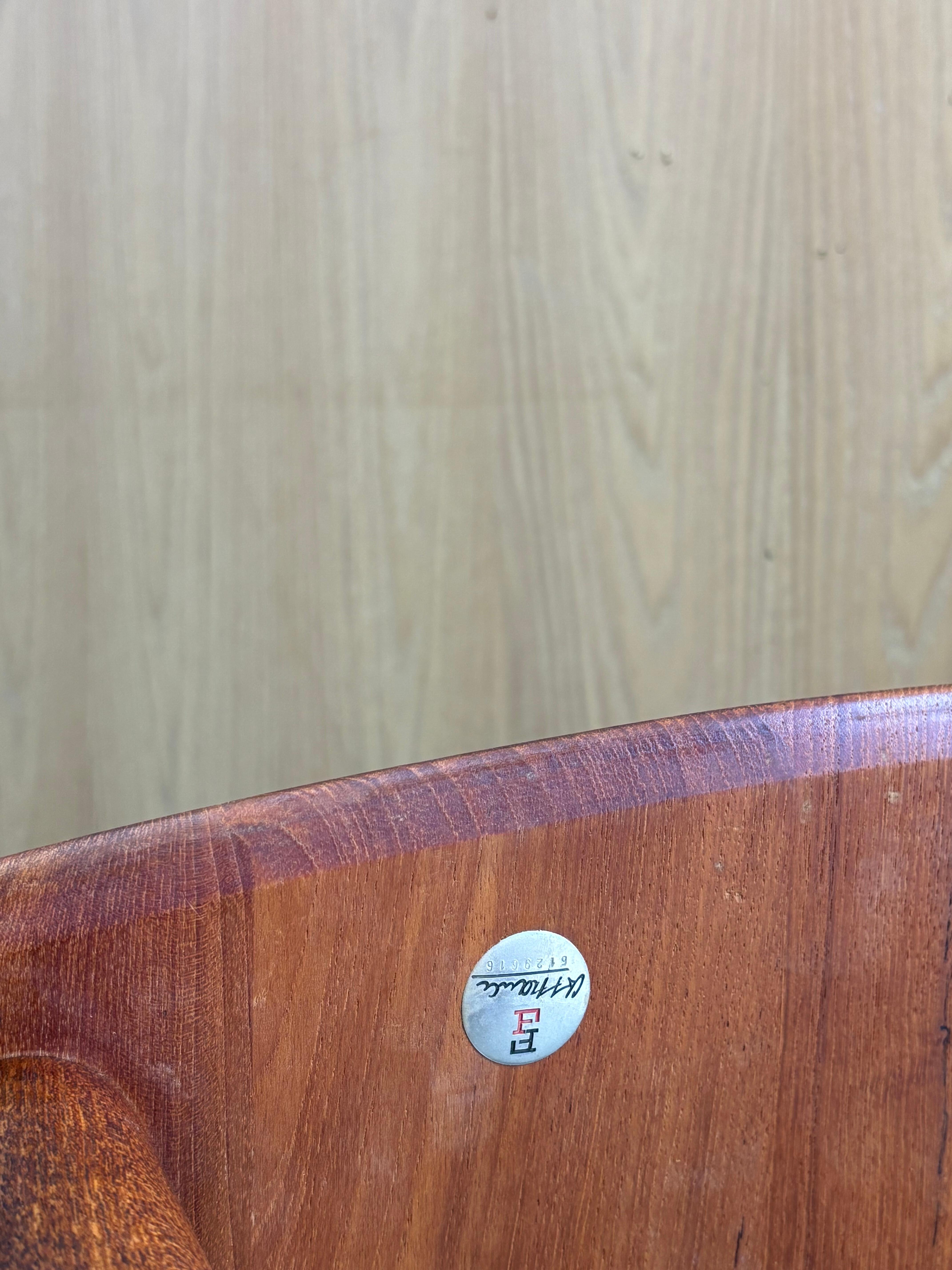 Coppia di tavolini in teak massiccio degli anni '60 di Peter Hvidt per France & Son in vendita 1
