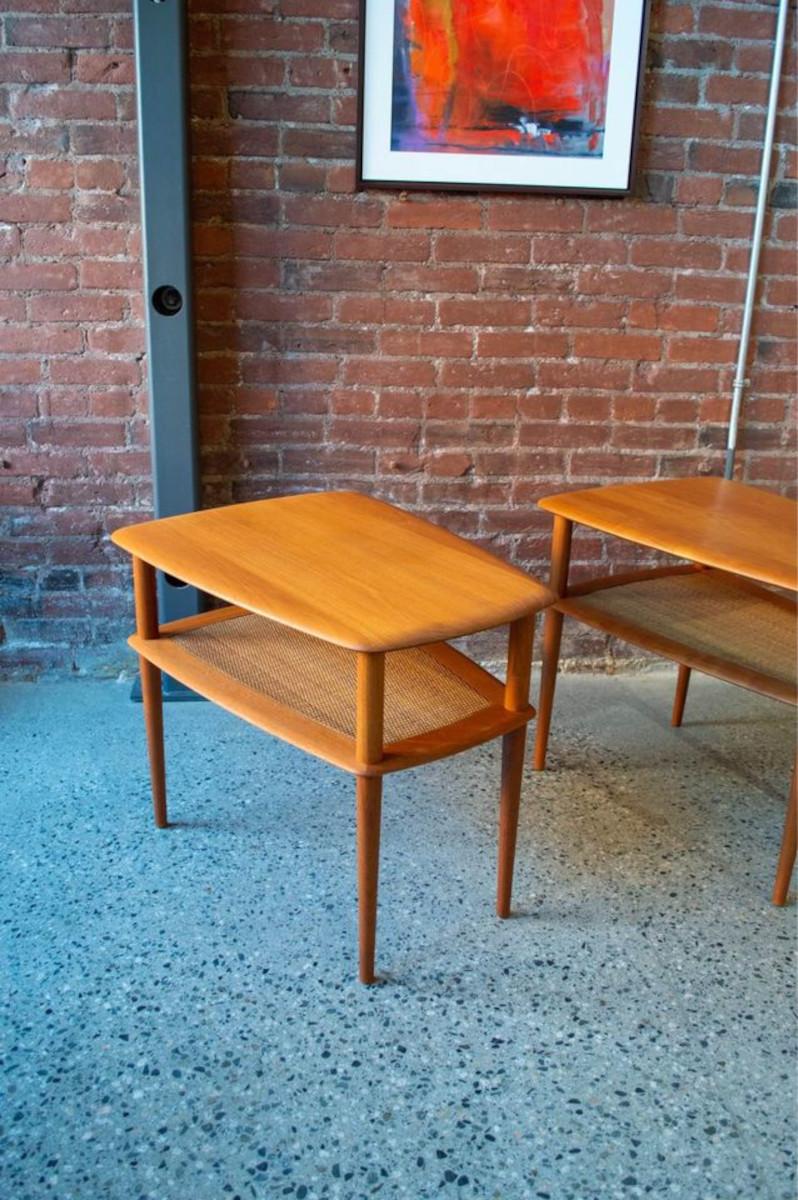 Nous avons le plaisir de vous présenter une paire de tables d'appoint en teck massif, conçues par Peter Hvidt pour France & Son et fabriquées dans les années 1960. Ils sont dotés d'un étage inférieur en rotin joliment plissé, ont été restaurés de