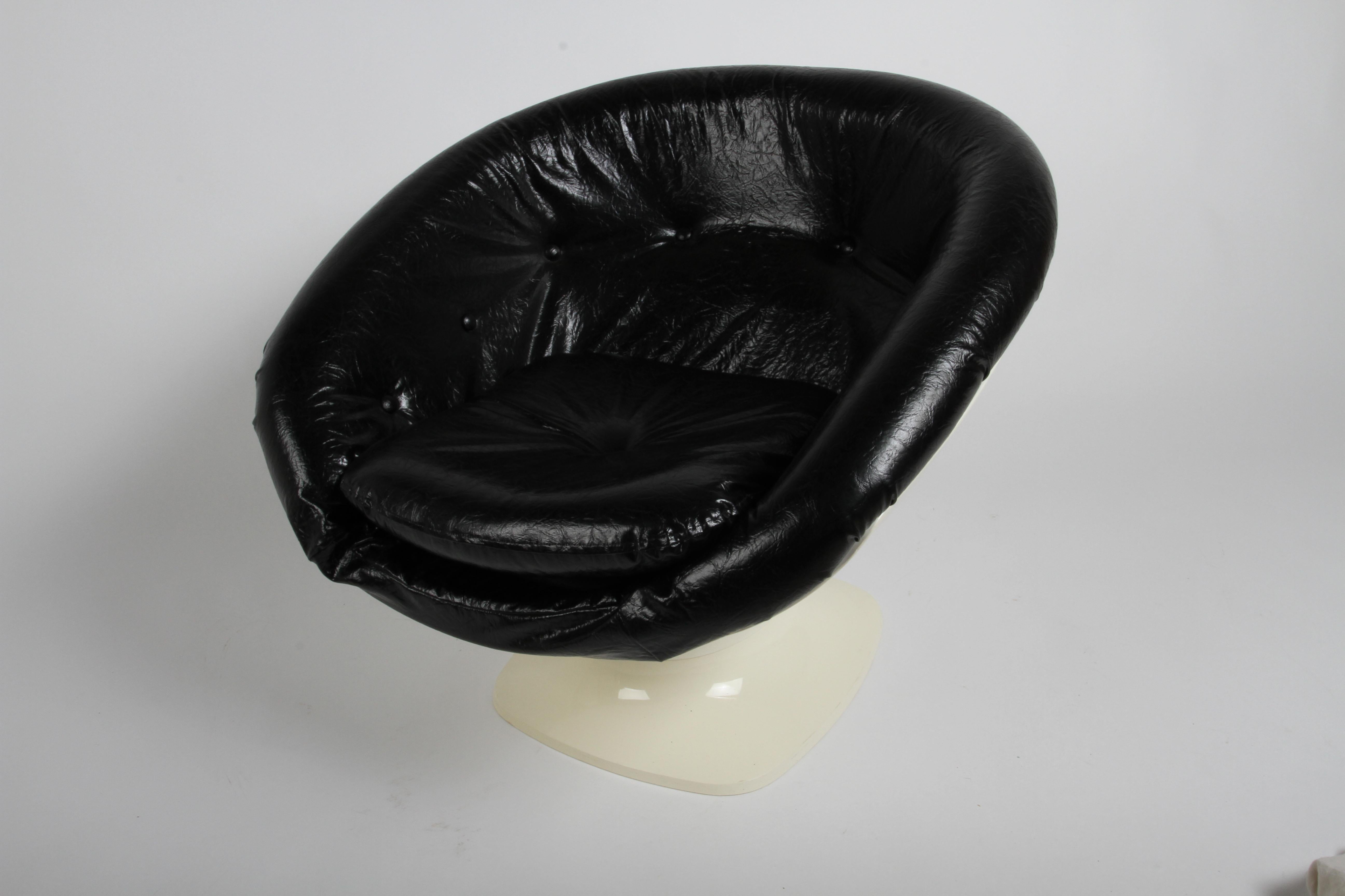 Pair of 1960s Space Age Modern Molded Plastic Lounge Chairs by Raphaël Raffel 7