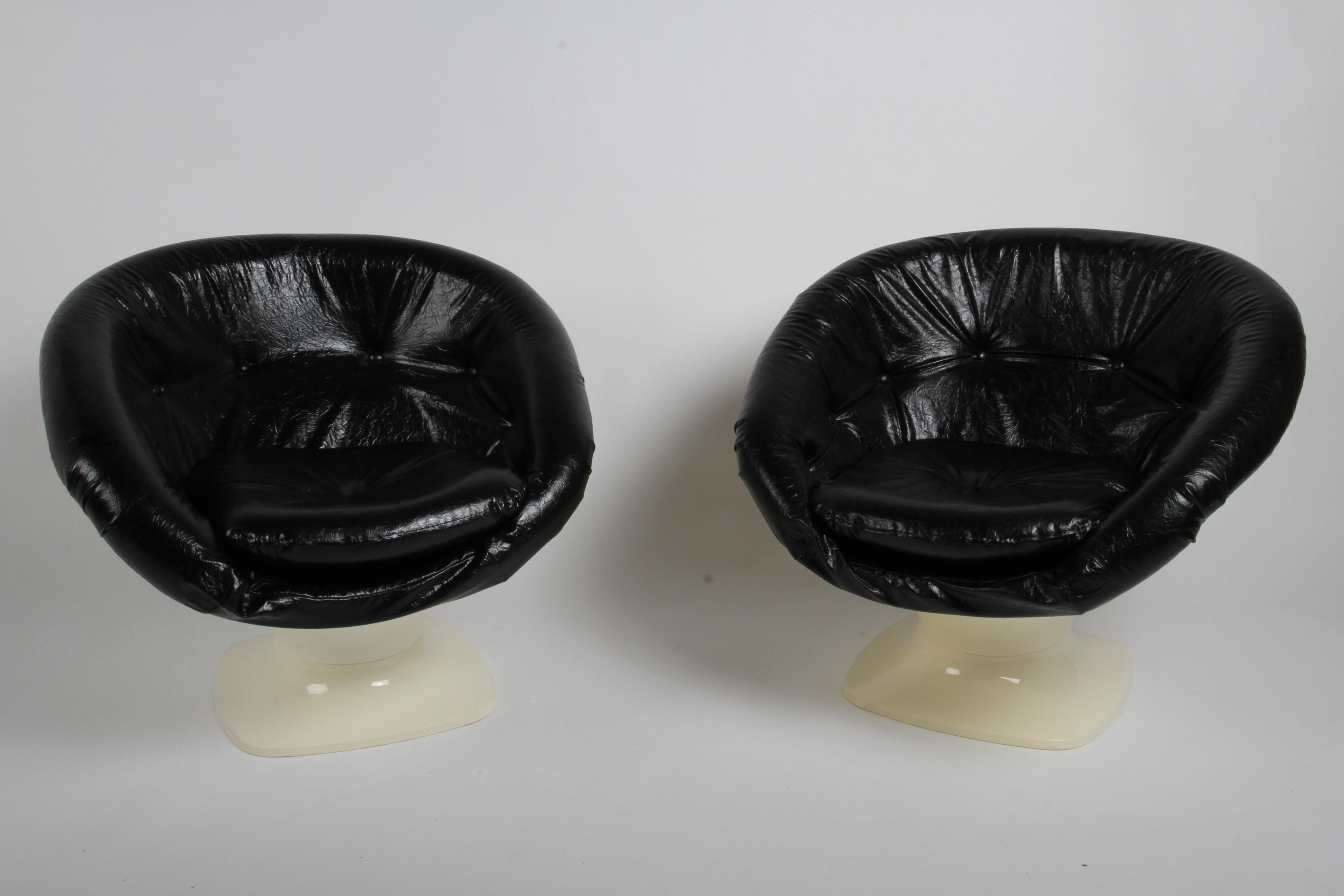 Mid-Century Modern Pair of 1960s Space Age Modern Molded Plastic Lounge Chairs by Raphaël Raffel  For Sale