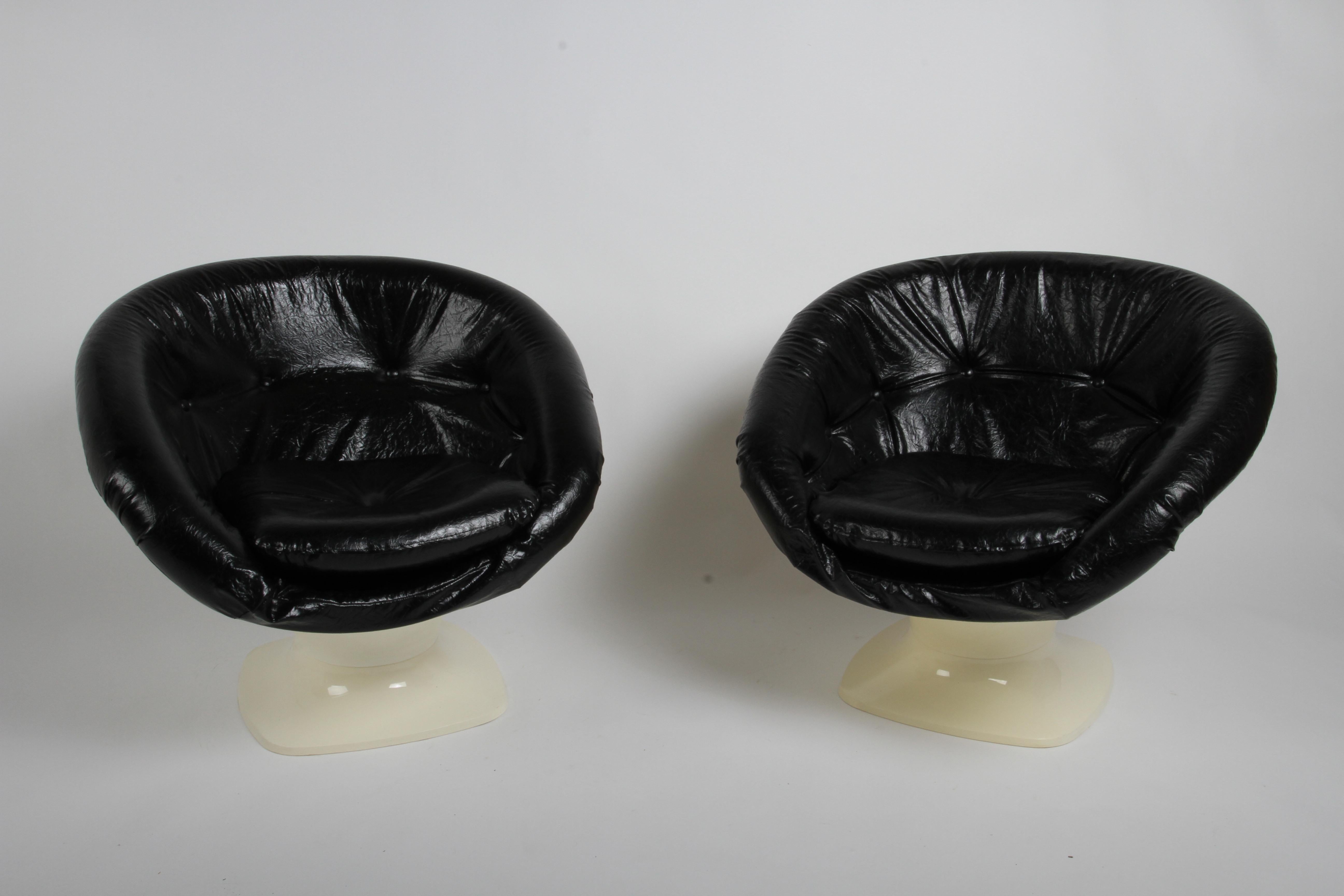 American Pair of 1960s Space Age Modern Molded Plastic Lounge Chairs by Raphaël Raffel