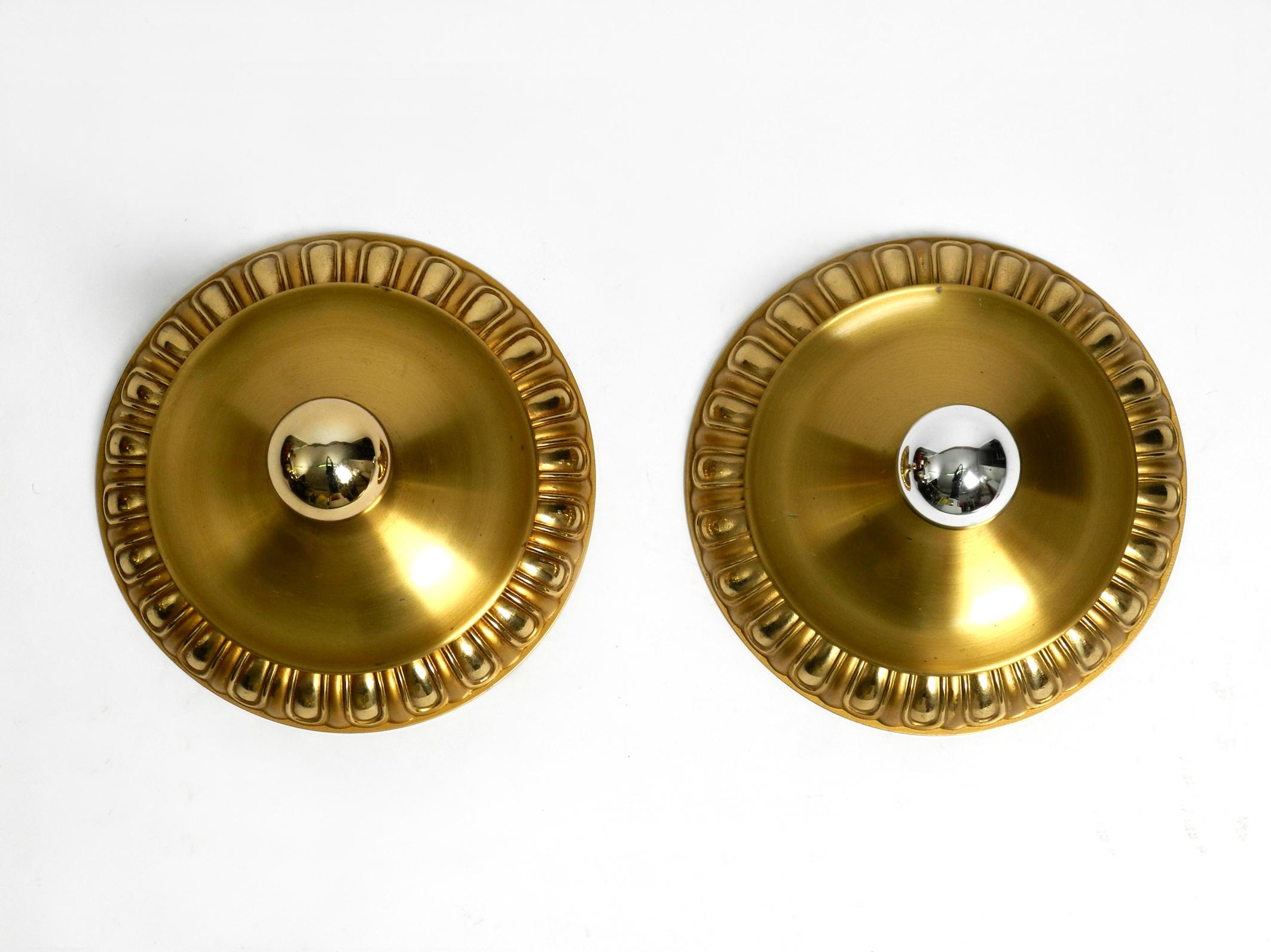 Pair of fancy 1960s space age pop art round wall lamps.
Manufacturer is Sölken lights. Made in Germany.
The outer ring is made of brass. The back is in white and the middle part are made of metal.
Fully functional with one E27 original metal