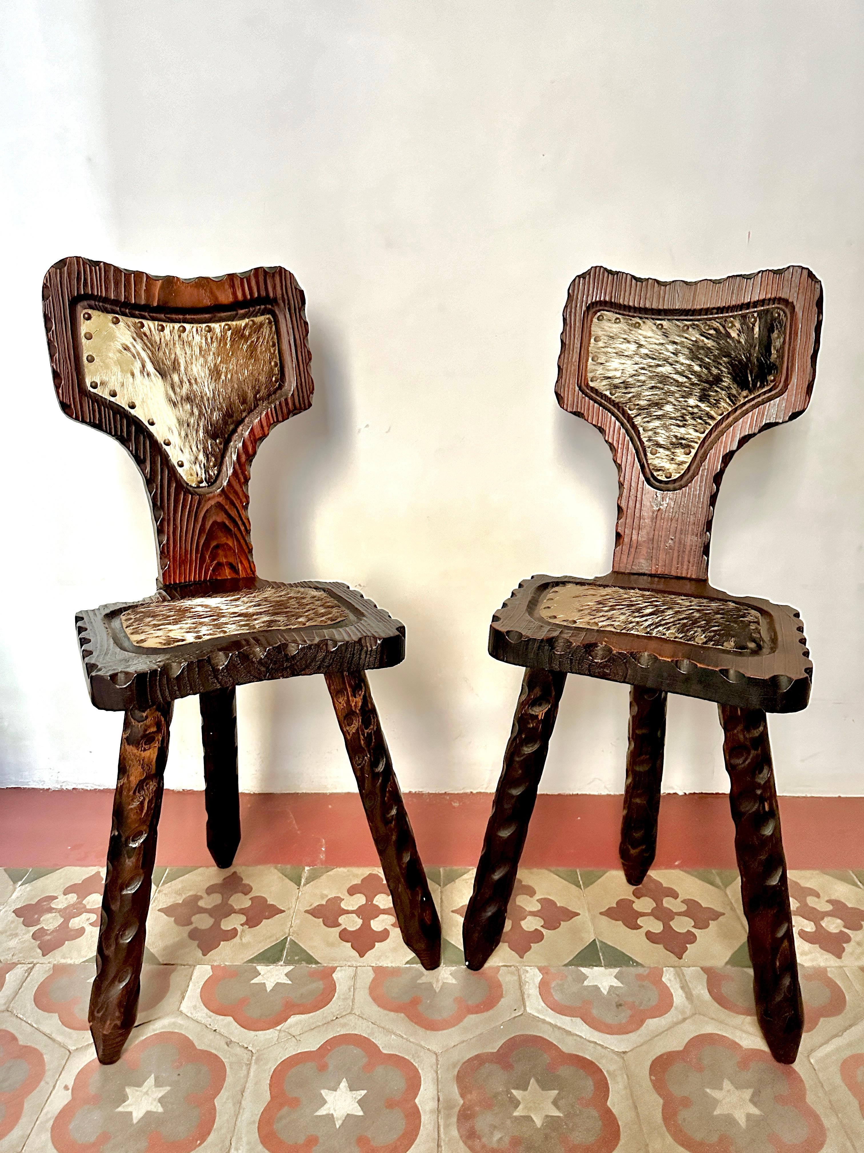 Paire de tabourets espagnols brutalistes des années 1960.

Superbes chaises en pin sculptées à la main avec assise et dossier en peau de chèvre. En excellent et solide état avec une légère usure.

Hauteur 84cm Largeur 40cm Profondeur 37cm Hauteur du