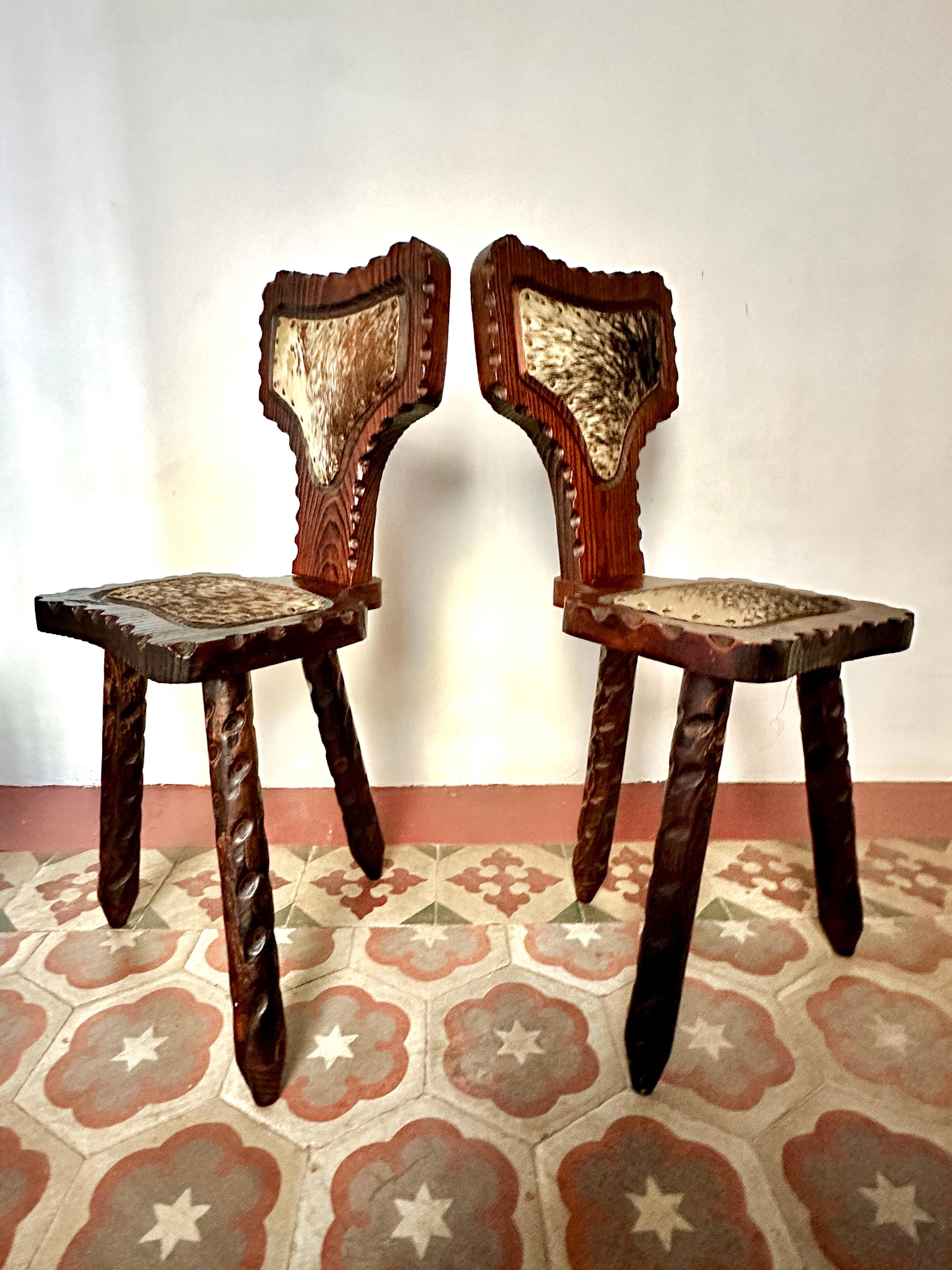 Sculpté à la main Paire de tabourets brutalistes espagnols des années 1960 en vente