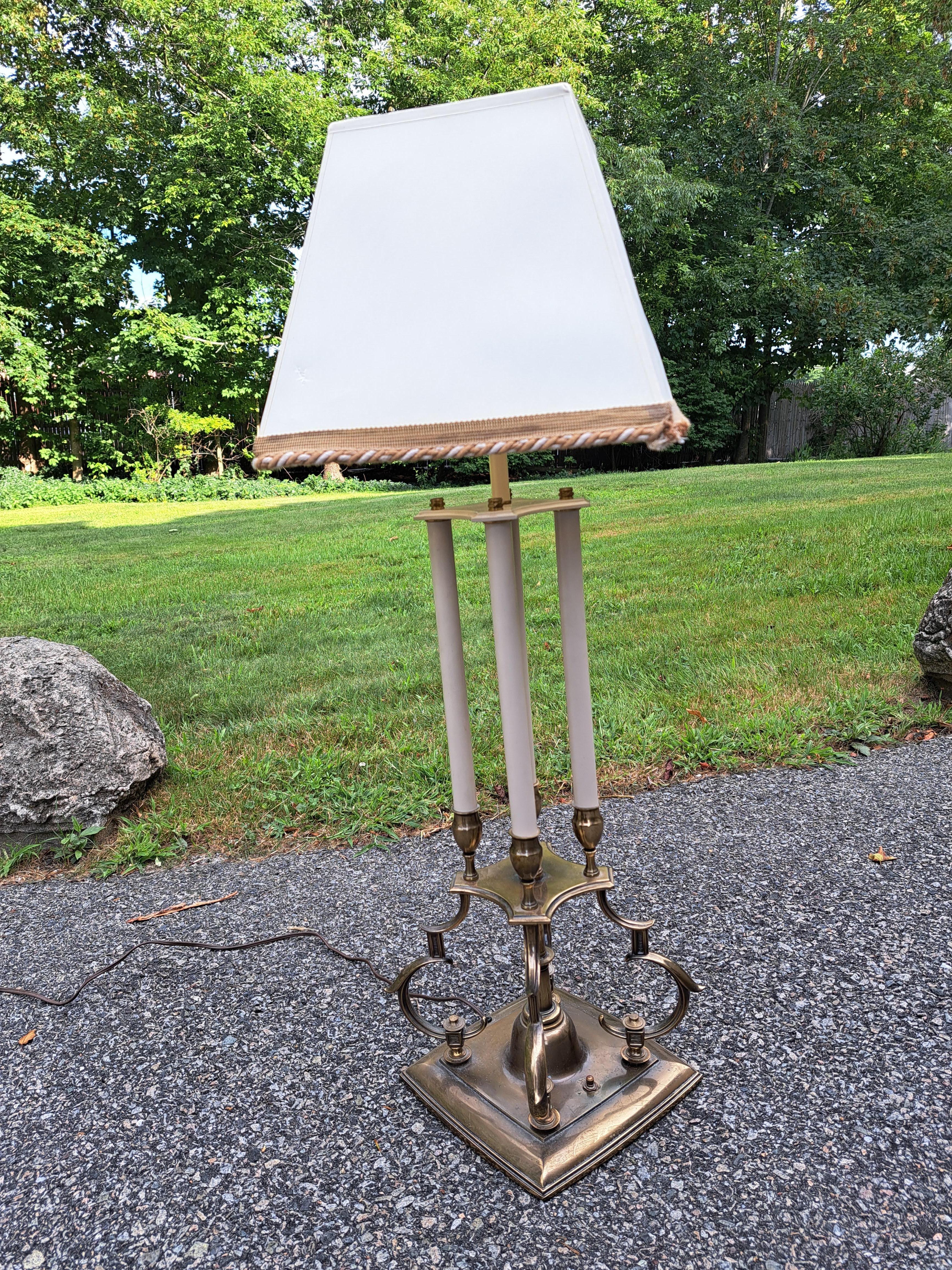 Art déco Paire de lampes de table Art Déco Stiffel en laiton des années 1960  en vente