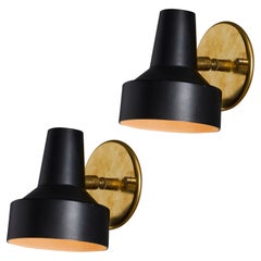 Paire d
appliques articulées en métal peint noir et laiton Stilux Milano des années 1960