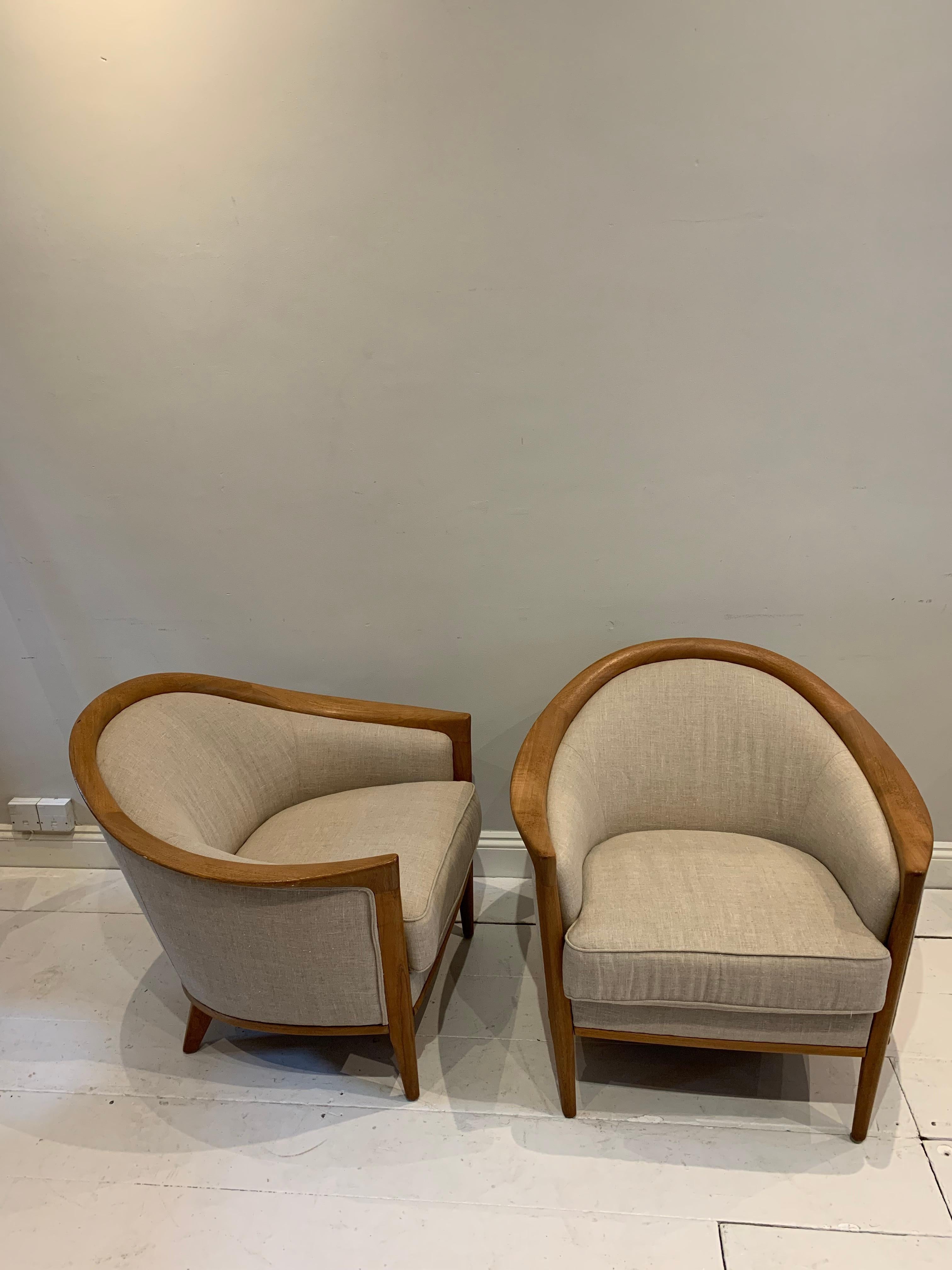 Ein Paar geschwungene Sessel aus schwedischer Eiche aus den 1960er Jahren, neu gepolstert mit neutralem Leinen  im Zustand „Gut“ im Angebot in London, GB