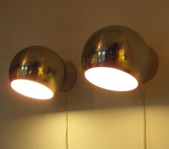 Paire d'appliques orbes suédoises des années 1960 en or par Hemi