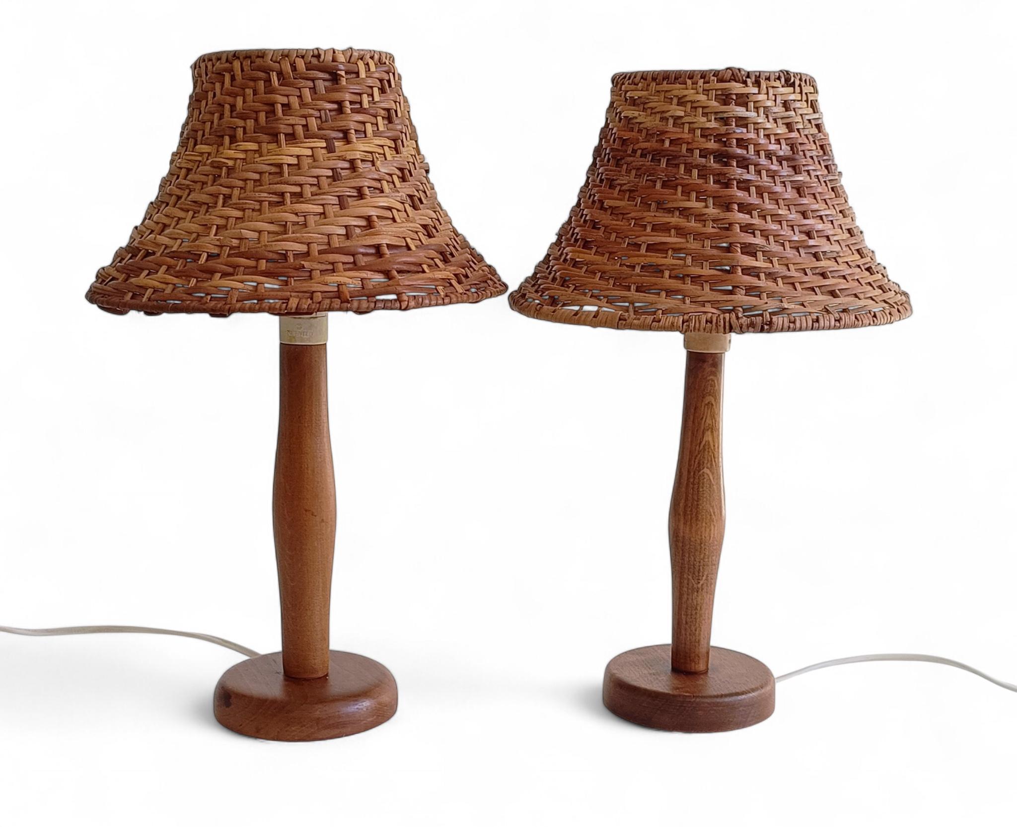 Paire de lampes de table en pin suédois des années 1960 par Ikea - Mid-Century Organic Modern

Une paire de lampes de table en bois de pin absolument charmante et élégante, présentant un design moderne organique du milieu du siècle. Ces lampes ont